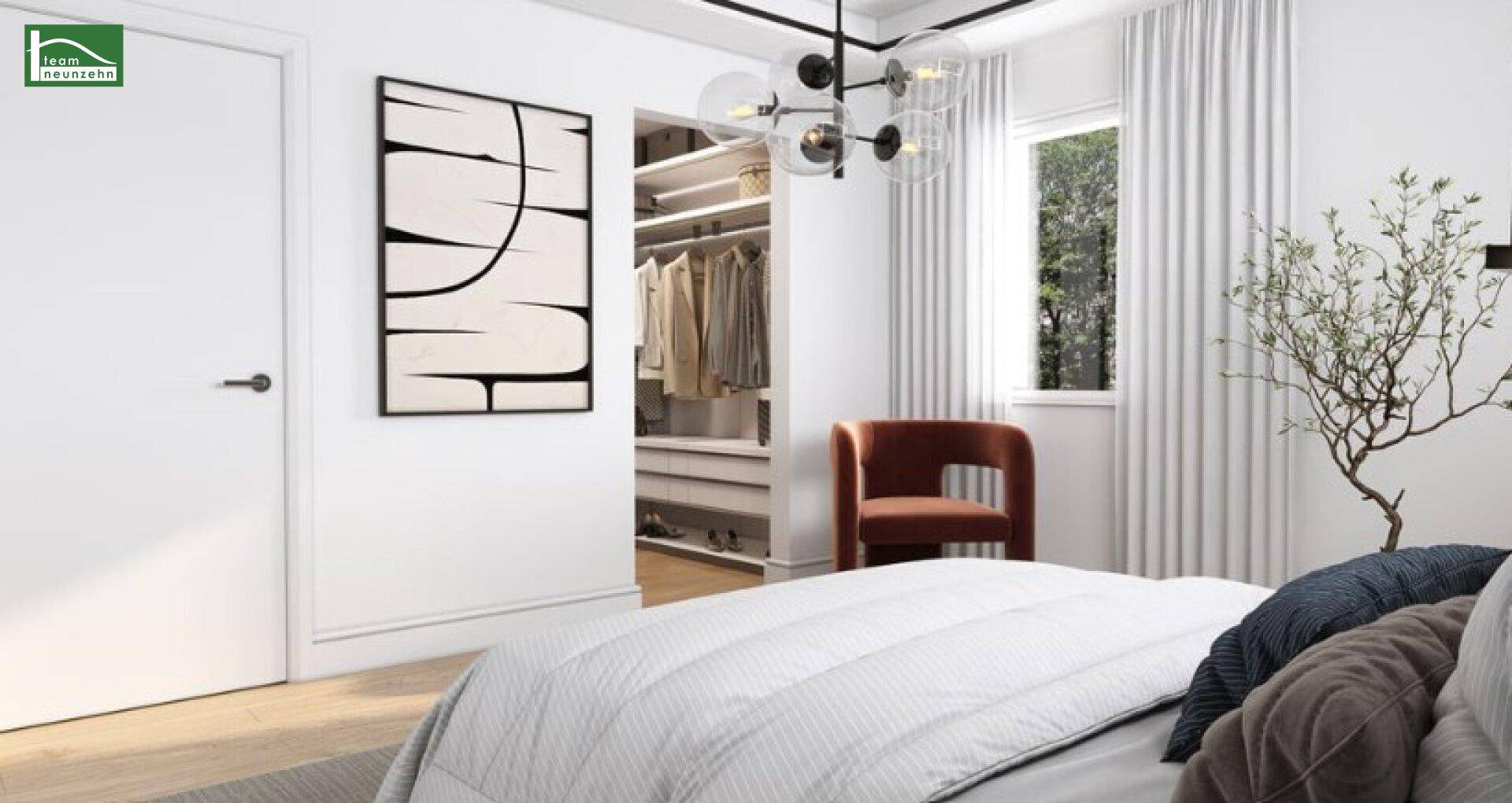 Modernes Schlafzimmer mit hellem Holzboden, großem Fenster und direktem Zugang zum begehbaren Kleiderschrank.