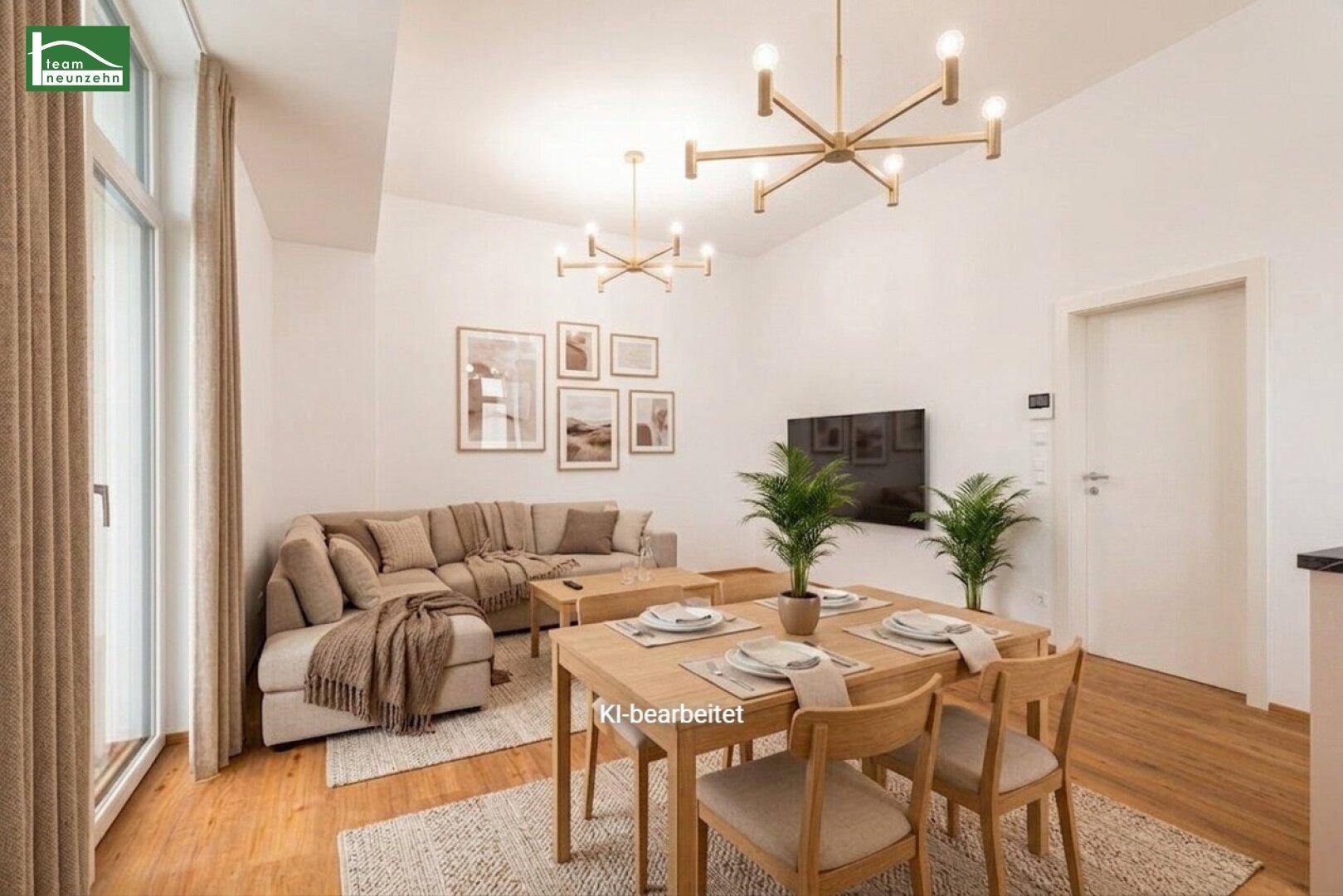 Offener Wohn-Essbereich mit beigem Ecksofa, Esstisch, Holzboden und modernen Deckenleuchten.