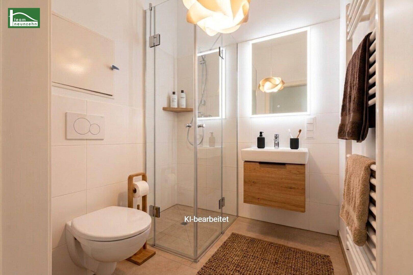 Modernes Badezimmer mit Duschkabine, beleuchtetem Spiegelschrank und Holzwaschtisch.