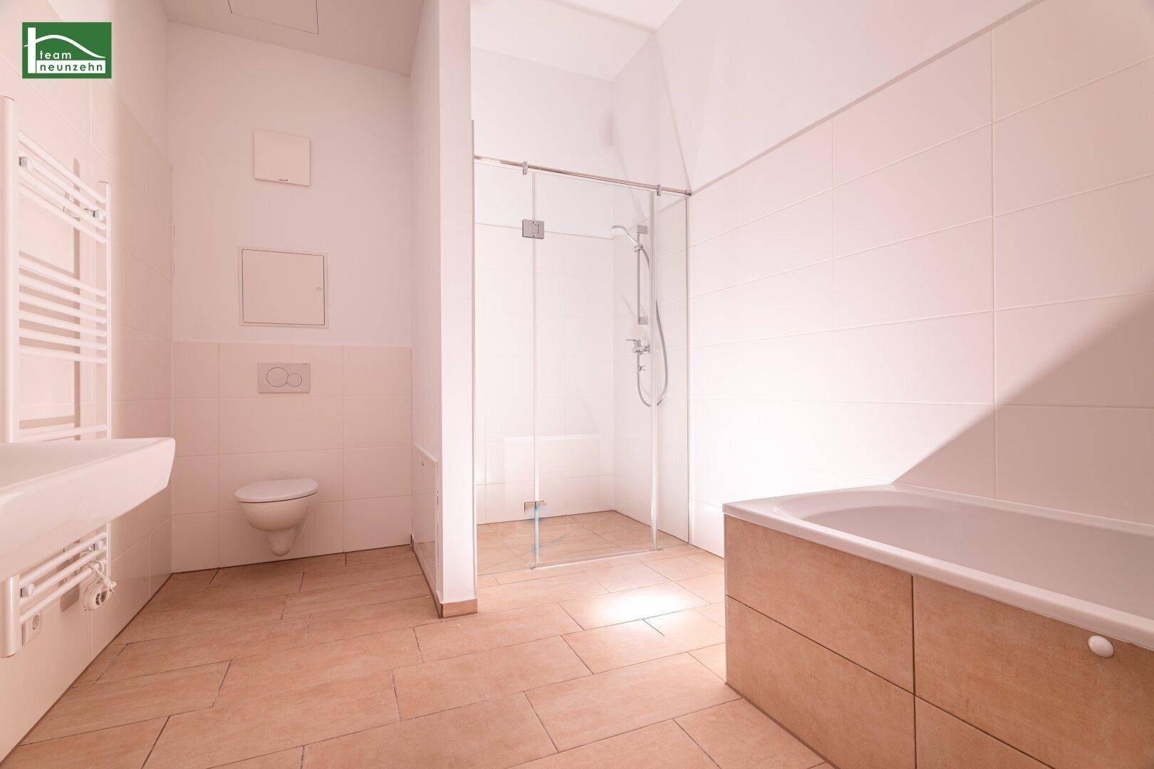 Modernes Badezimmer mit Badewanne, ebenerdiger Dusche und Wand-WC.