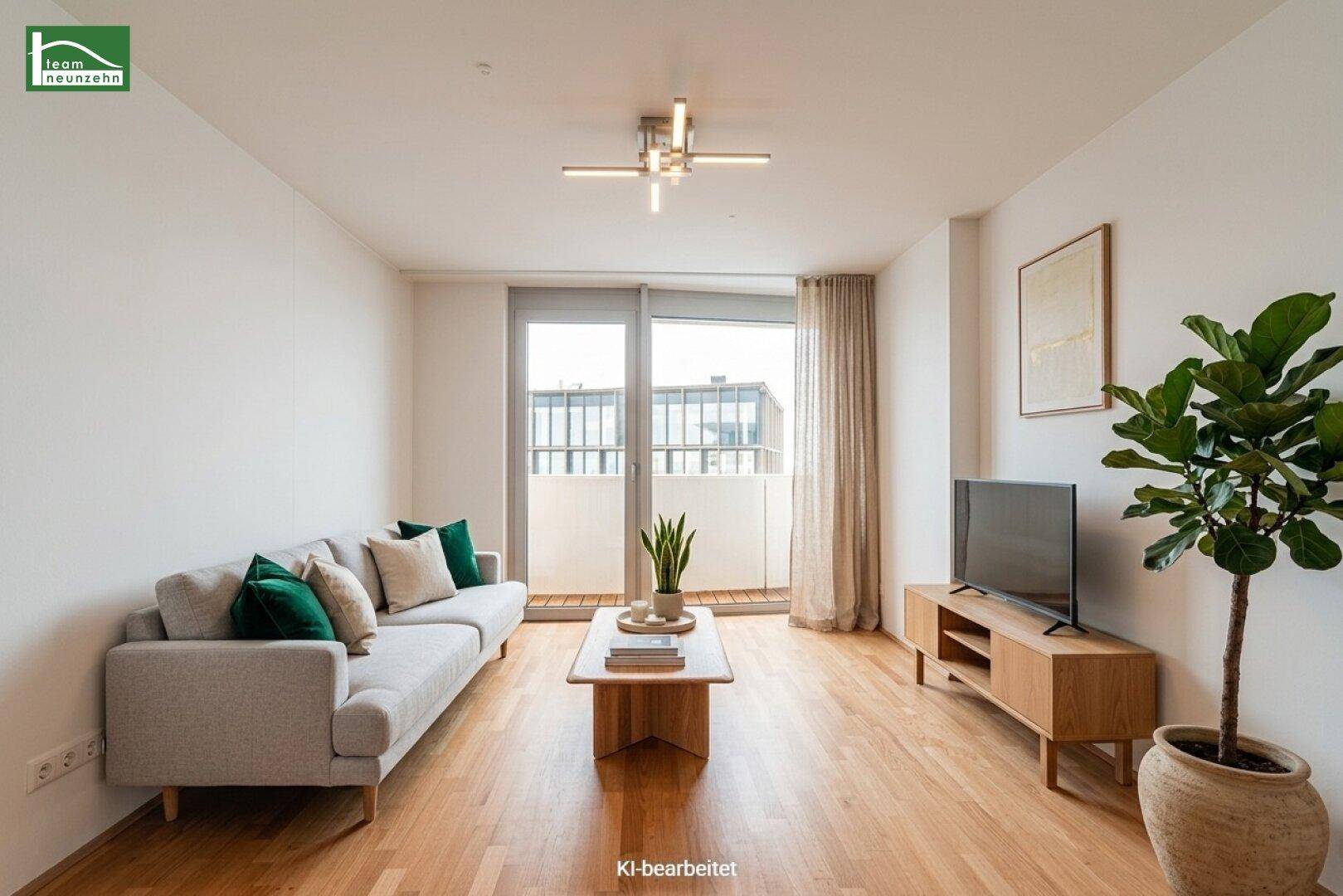 Modern eingerichtetes Wohnzimmer mit Sofa, Fernseher und Zugang zum Balkon, lichtdurchflutet.
