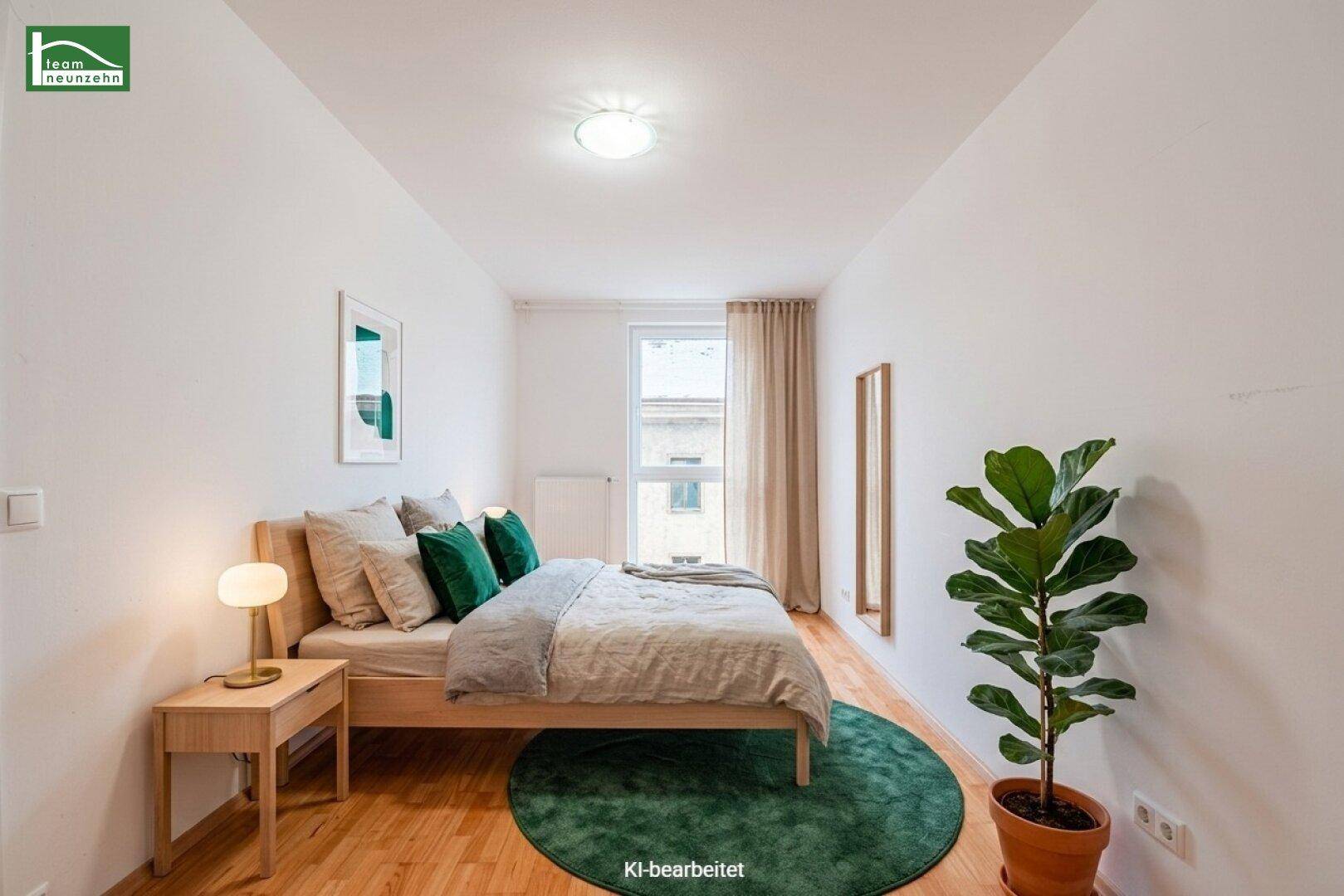 Virtuell eingerichtetes Schlafzimmer mit Holzbett, Parkettboden und einem großen Fenster.