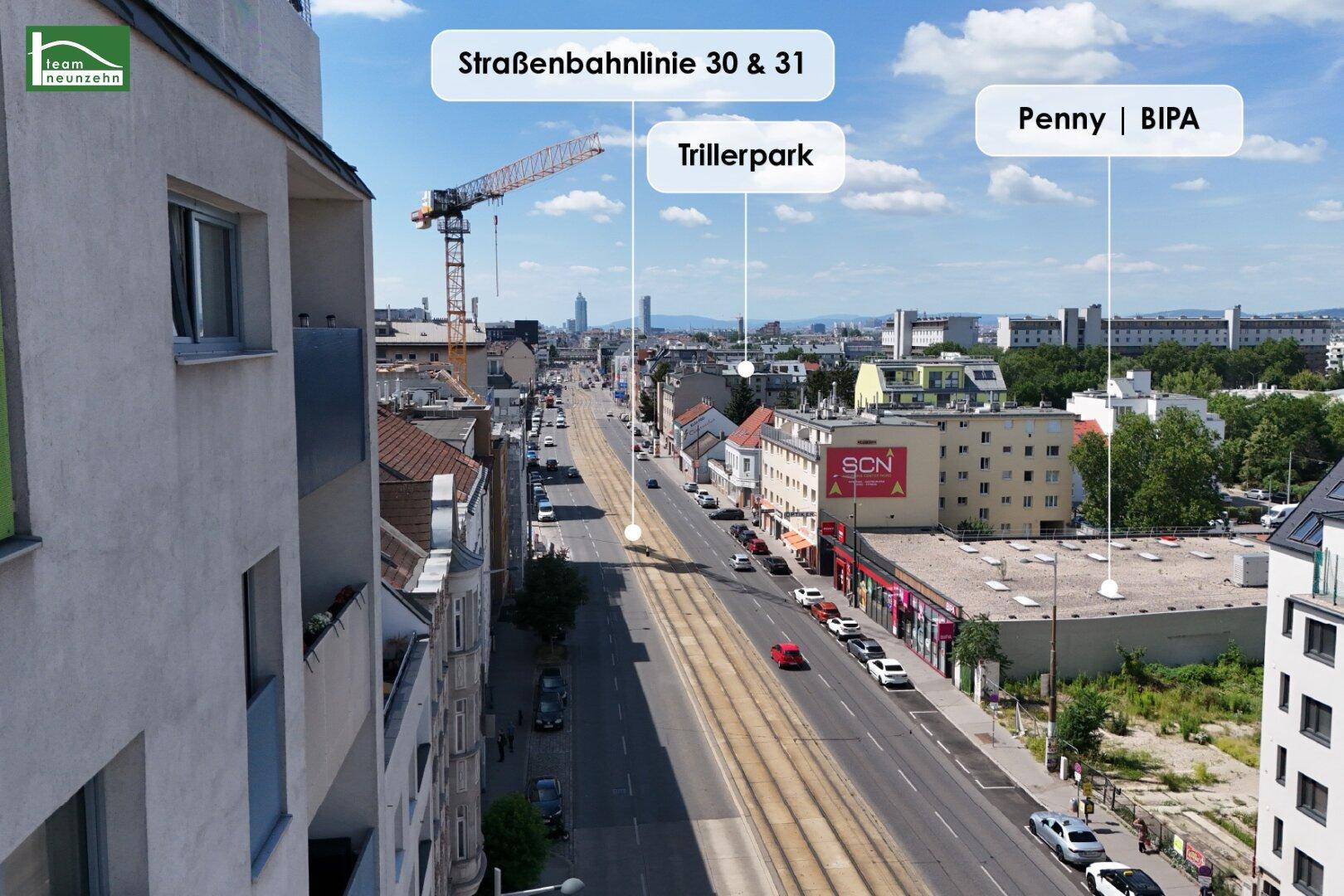 Straßenansicht von oben mit Straßenbahnlinie und Hinweisen auf nahegelegene Orte.