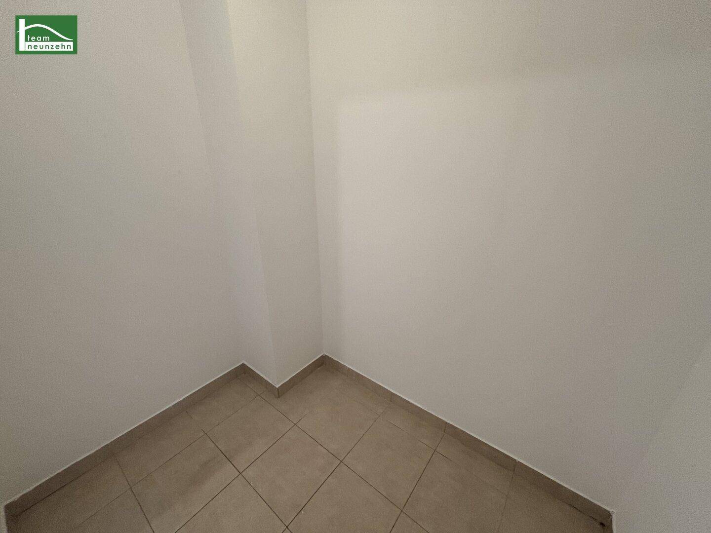 Kleiner, leerer Abstellraum mit Fliesenboden für zusätzlichen Stauraum.