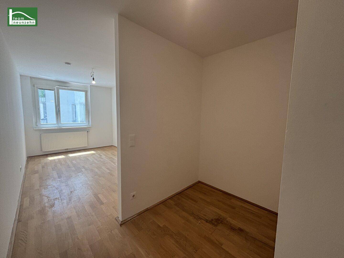 Kleiner, unmöblierter Raum mit Parkettboden, ideal als Abstellraum oder kleines Büro.