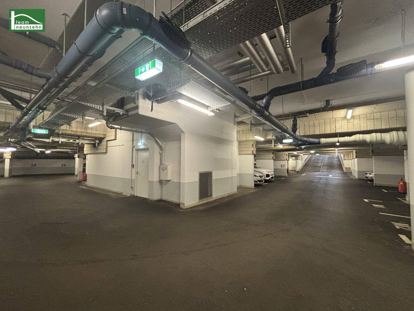 Geräumige Tiefgarage mit vielen Stellplätzen und guter Beleuchtung.