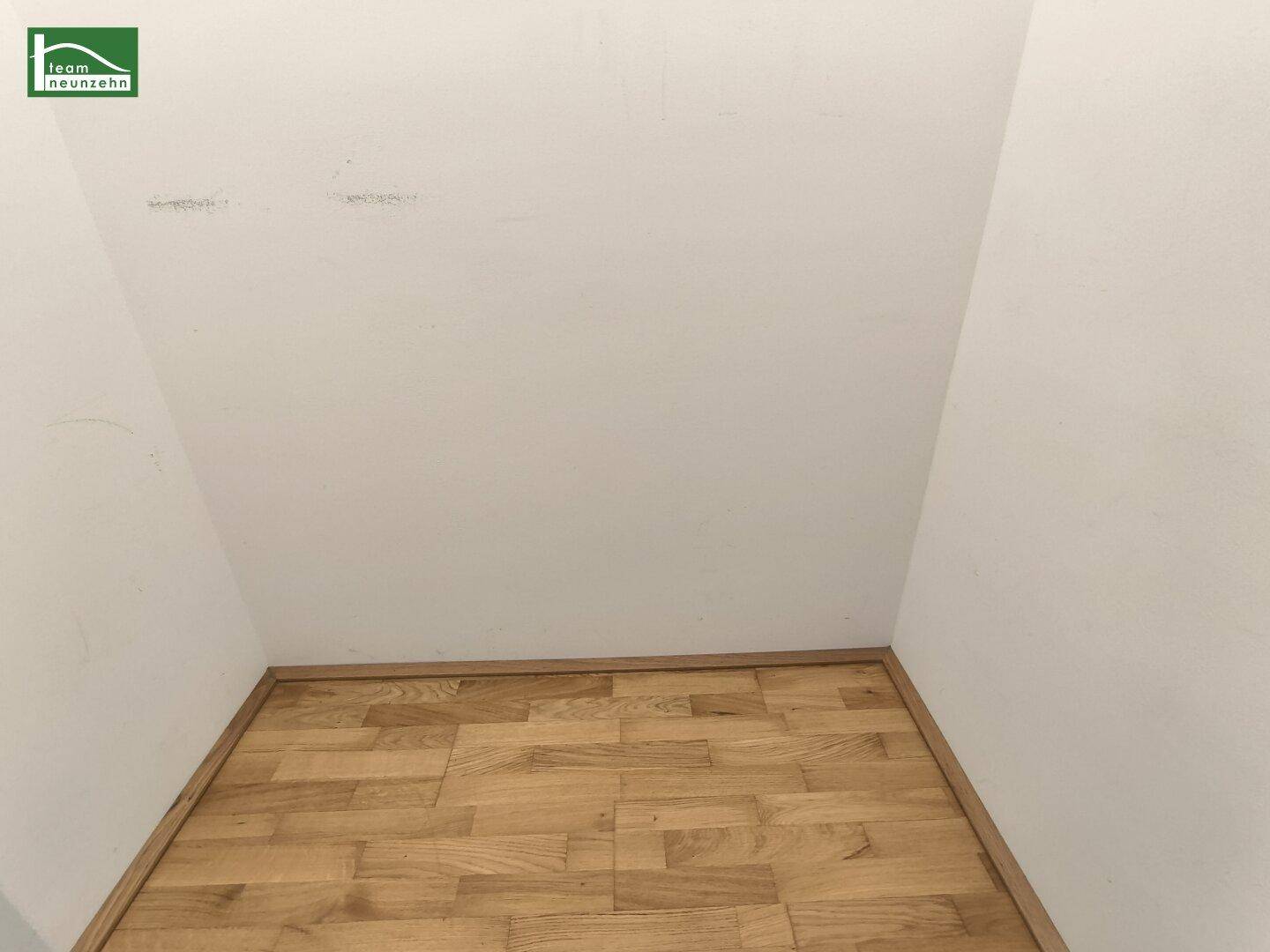 Kleiner, leerer Raum mit Holzboden und weißen Wänden, möglicherweise als Abstellraum nutzbar.