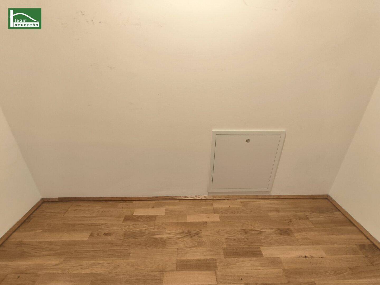 Kleiner Abstellraum im Dachgeschoss mit Parkettboden und Dachschräge.