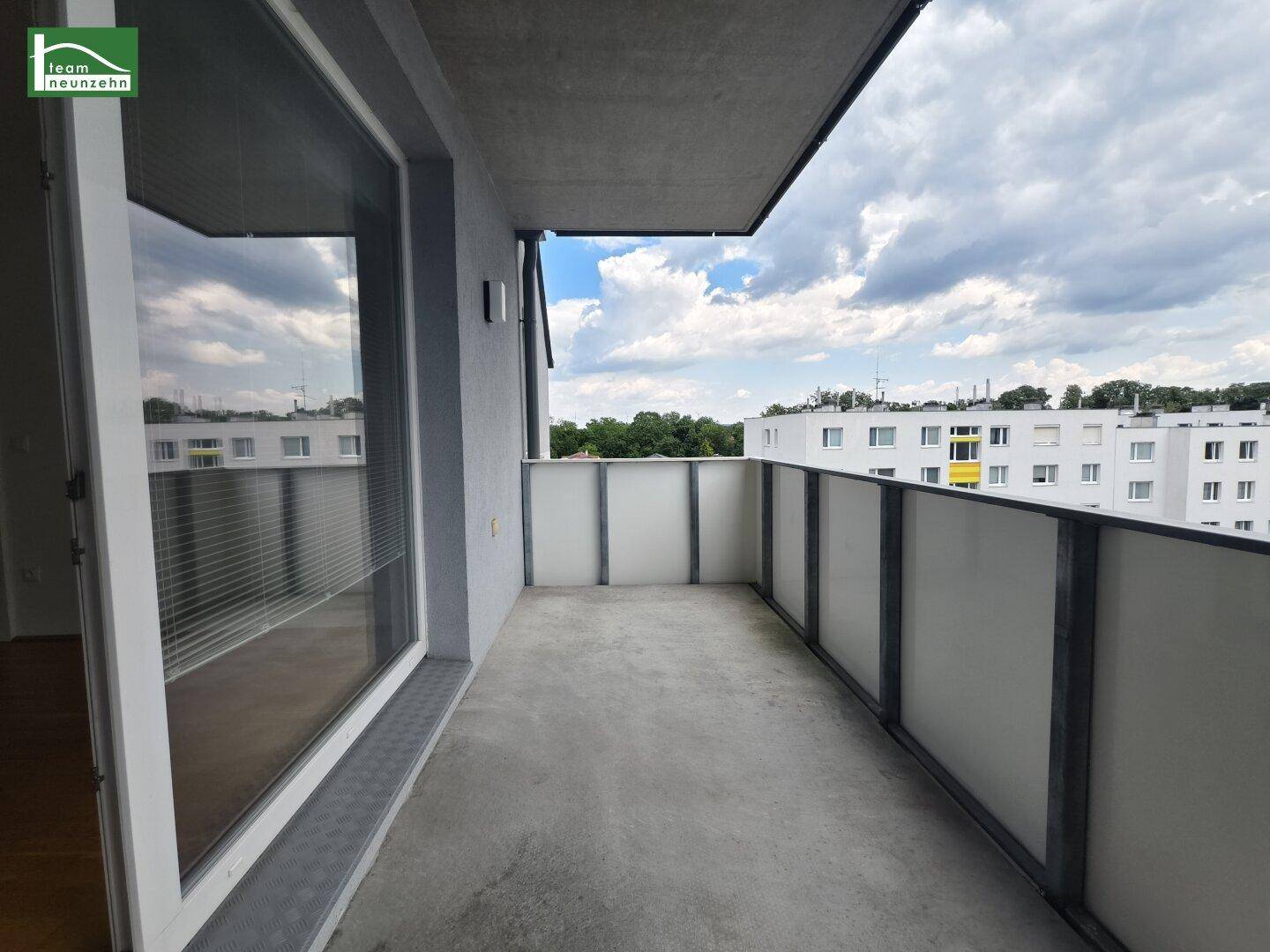 Geräumiger Balkon mit Blick auf die Umgebung und angrenzende Gebäude.