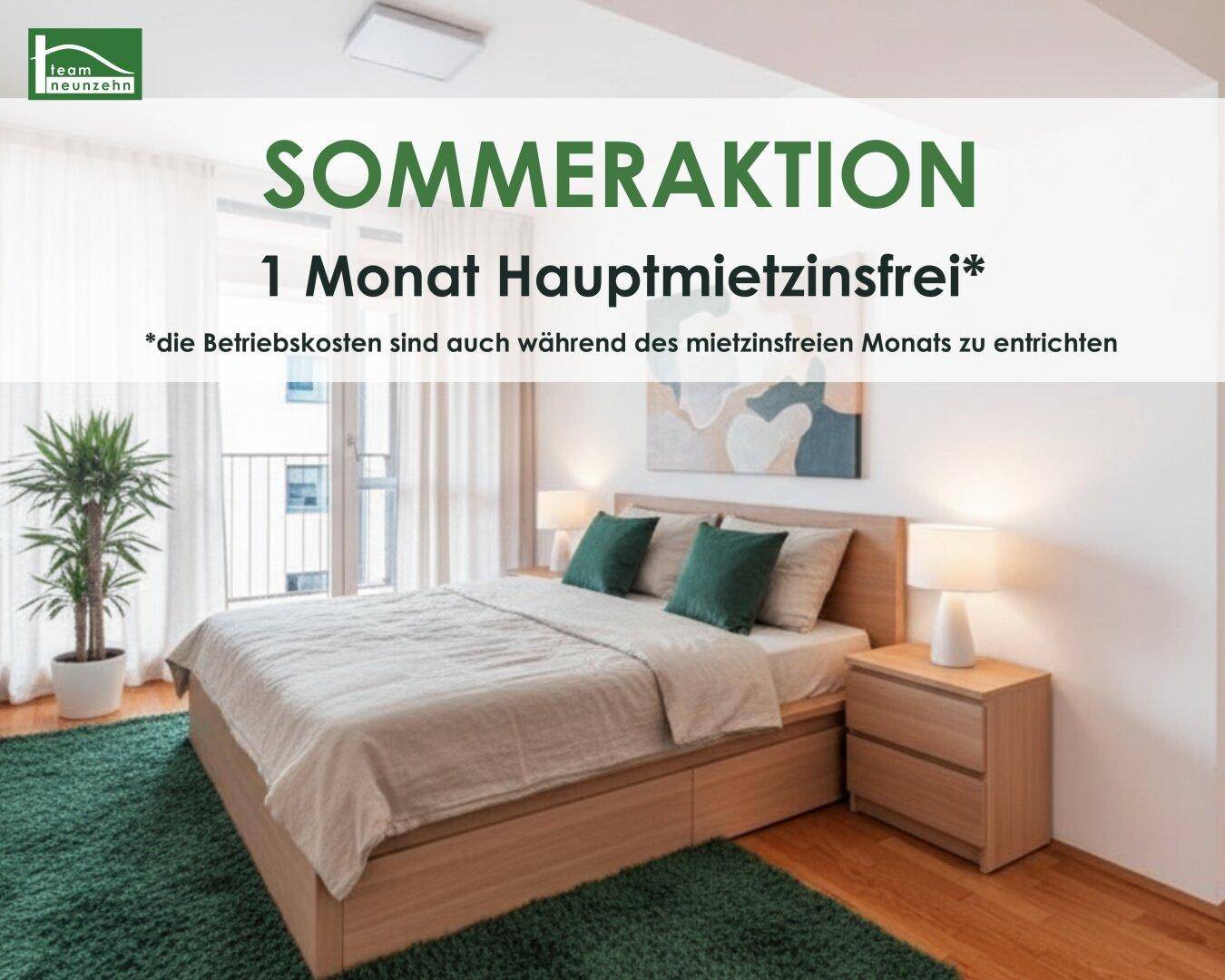 Helles Schlafzimmer mit Holzbett, Nachttisch und großem Fenster mit Balkonzugang.
