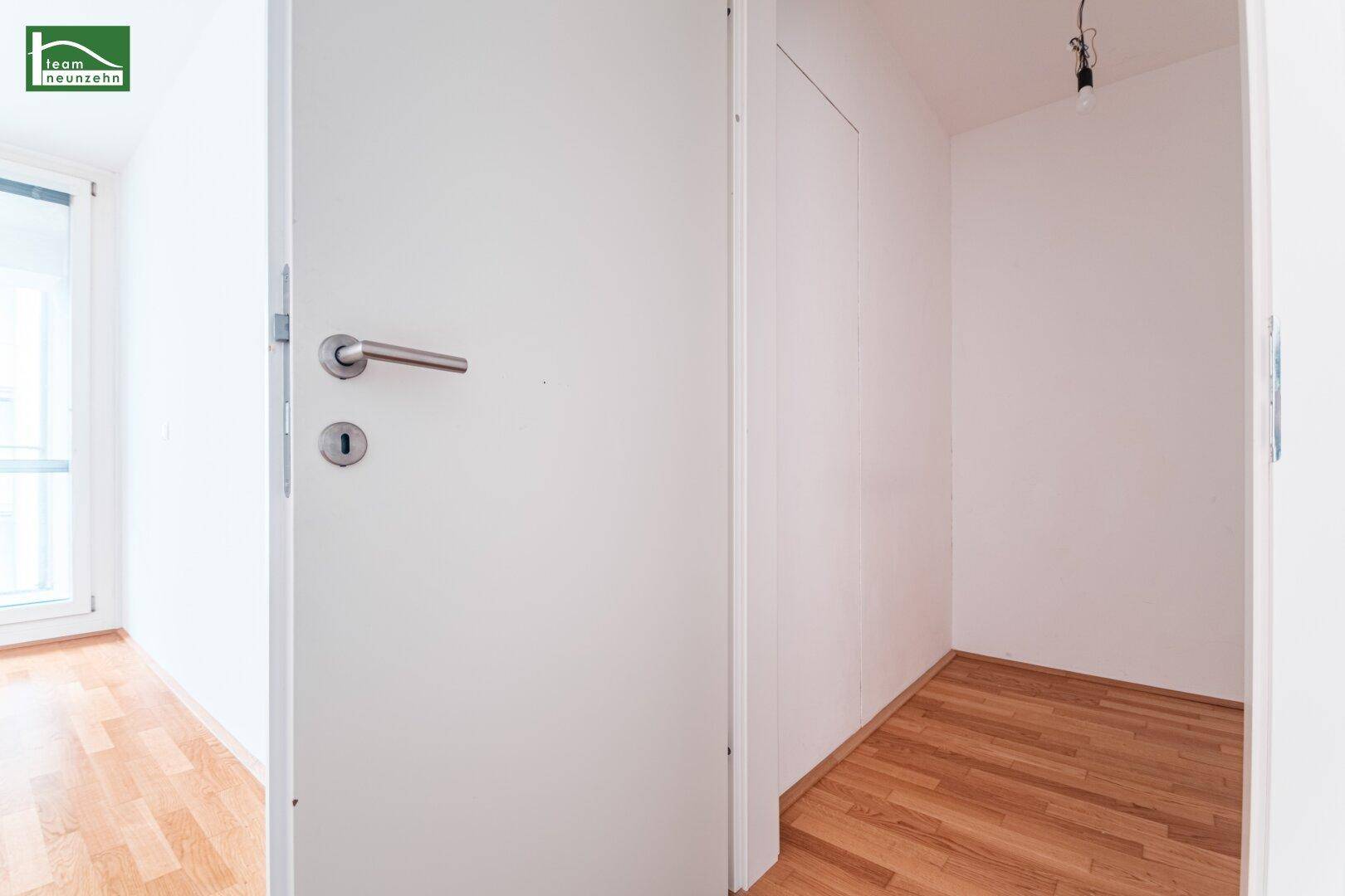 Kleiner Abstellraum mit Holzboden, ideal für zusätzlichen Stauraum im Apartment.