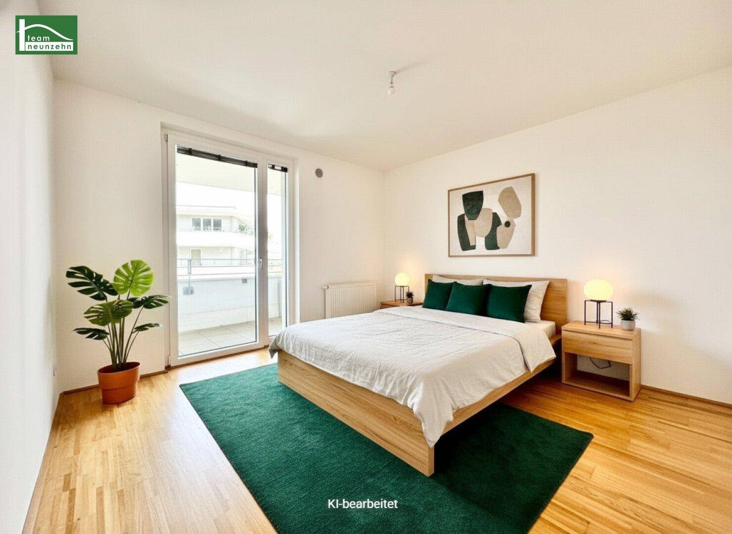 Modern eingerichtetes Schlafzimmer mit Holzboden, großem Bett und Balkonzugang.