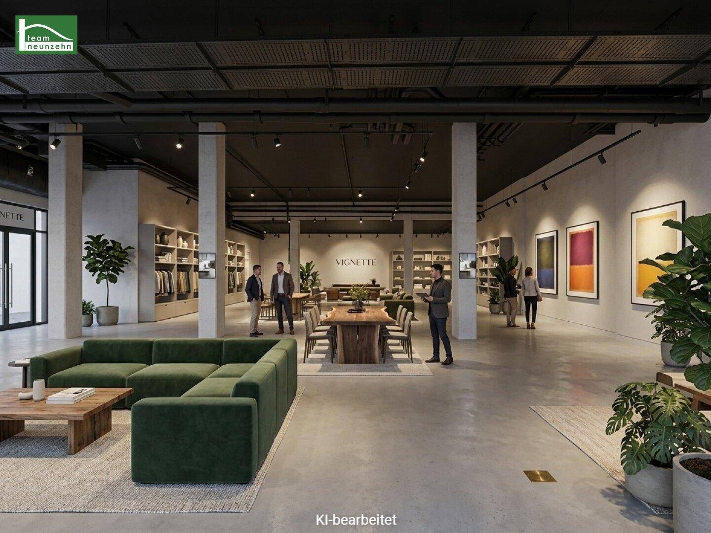 Moderner Concept Store mit grünen Sofas, Holztischen und Kunstwerken an den Wänden, einladend gestaltet.