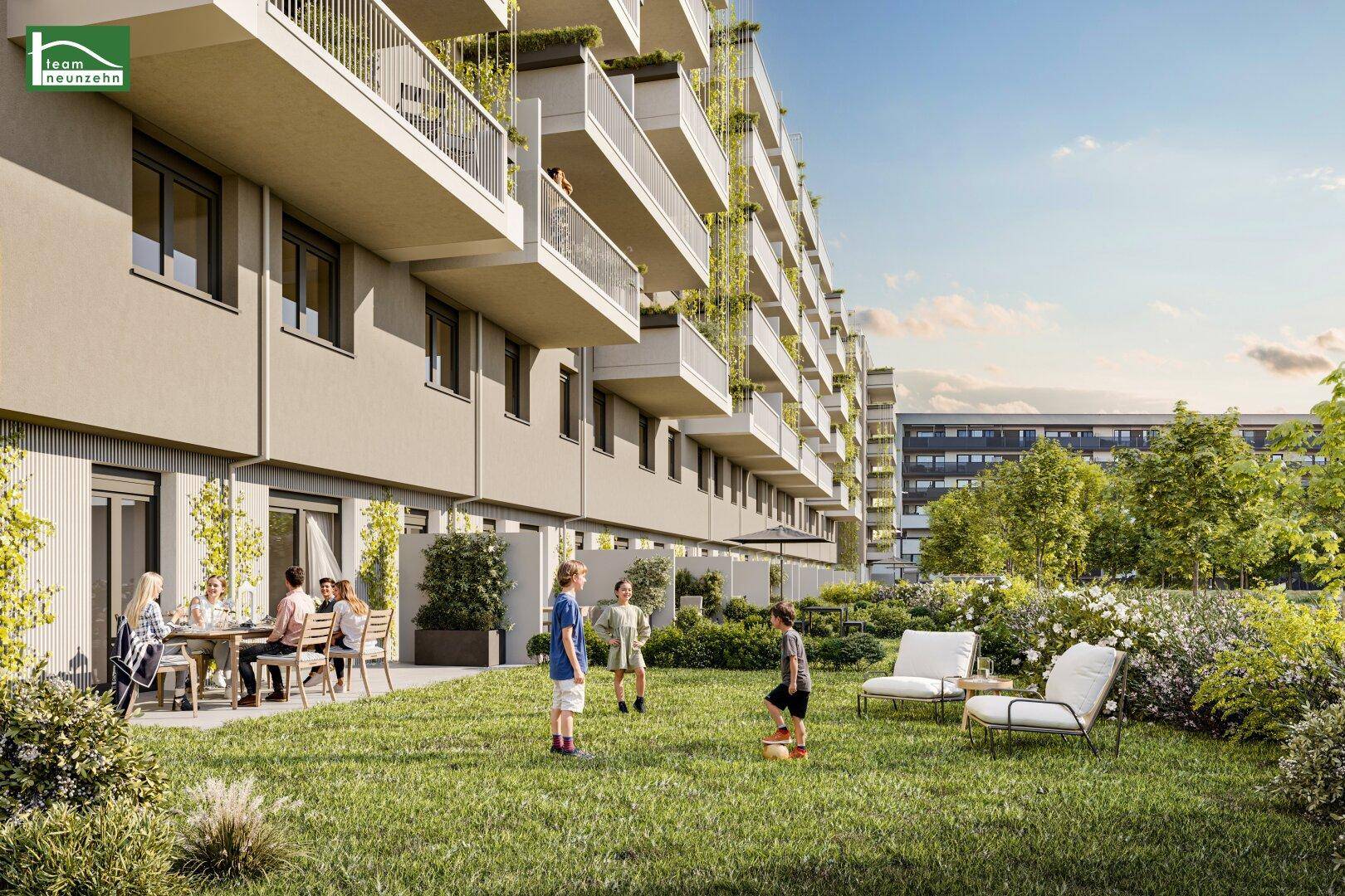 Großer Gemeinschaftsgarten mit Terrasse, Spielbereich und moderner Wohnanlage im Hintergrund.