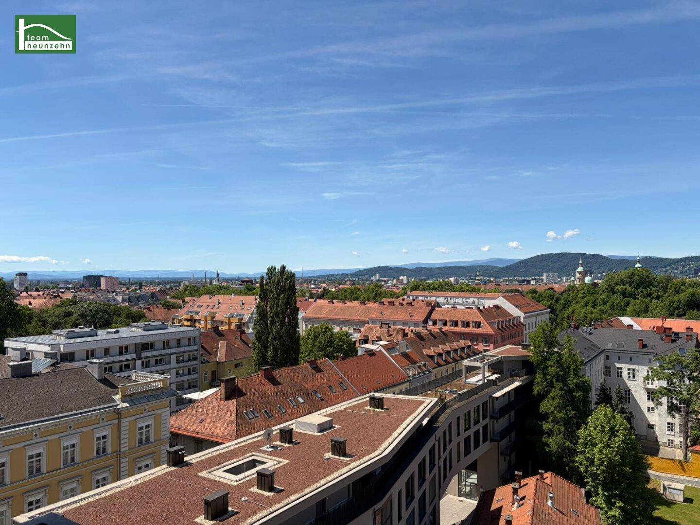 Panoramablick über die Stadt mit vielfältiger Architektur und weitem Horizont.