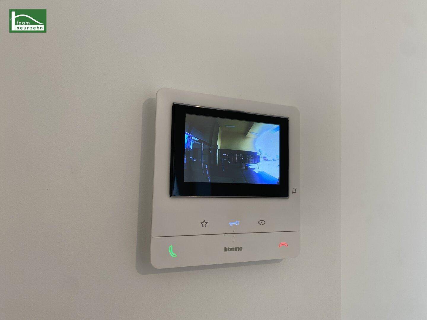 Moderne Video-Gegensprechanlage an der Wand montiert.