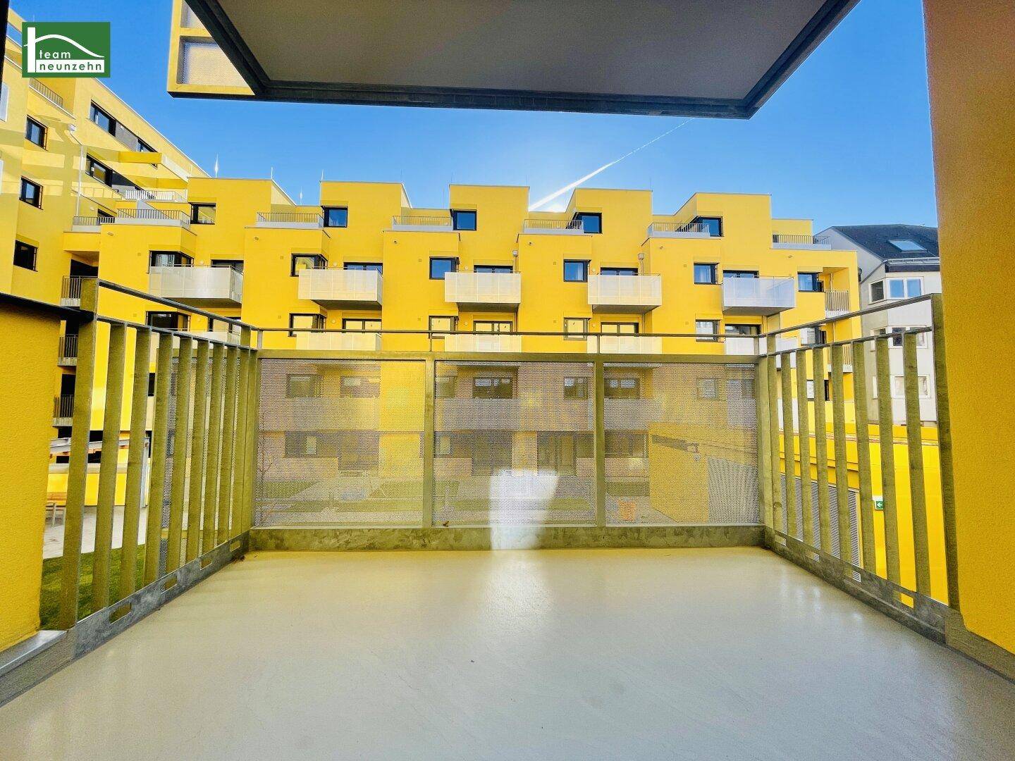 Balkon mit Blick auf die moderne Architektur der umliegenden Gebäude.