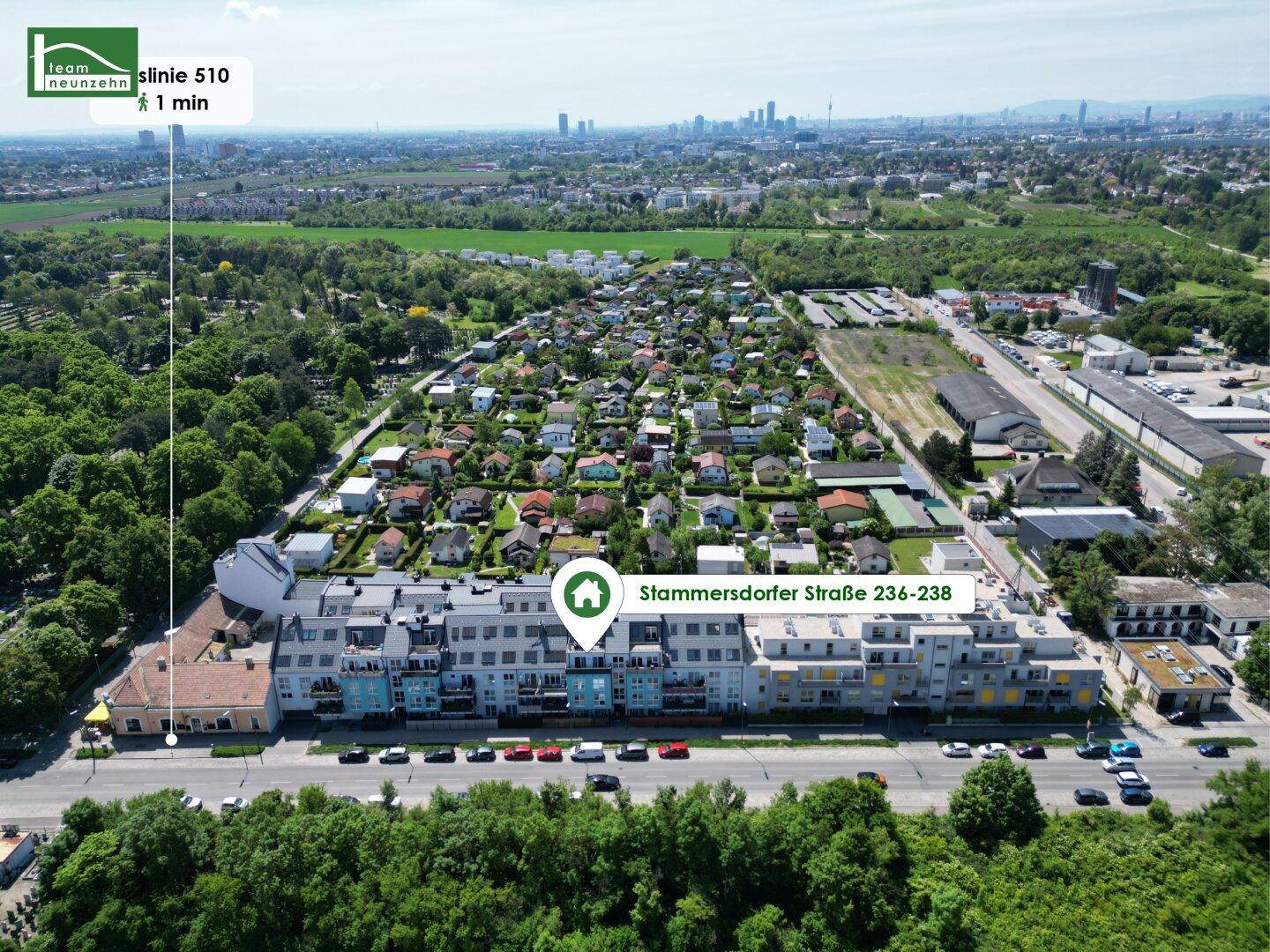 Luftaufnahme eines modernen Wohnkomplexes mit grünen Dächern, umgeben von Bäumen und Gärten.