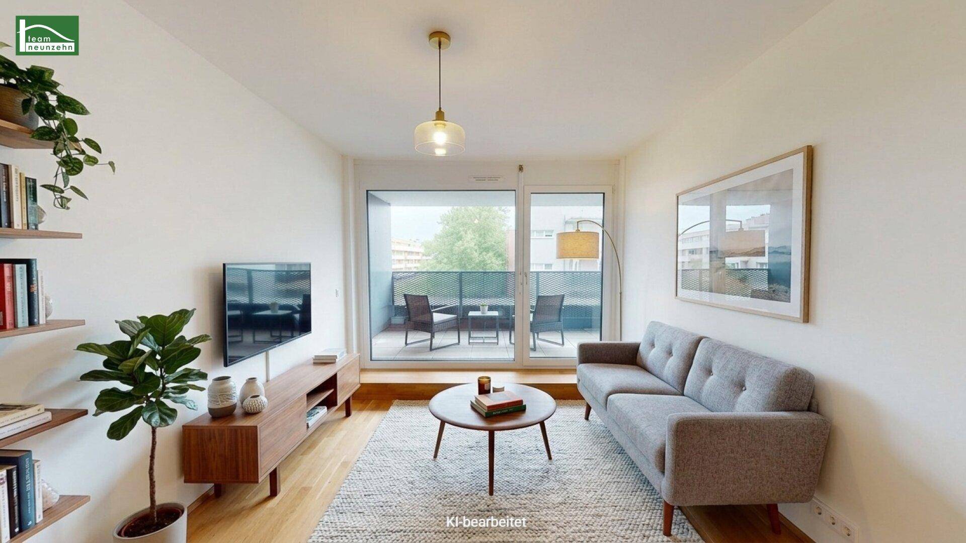 Gemütliches Wohnzimmer mit Sofa, Holzboden und Zugang zu einem möblierten Balkon.