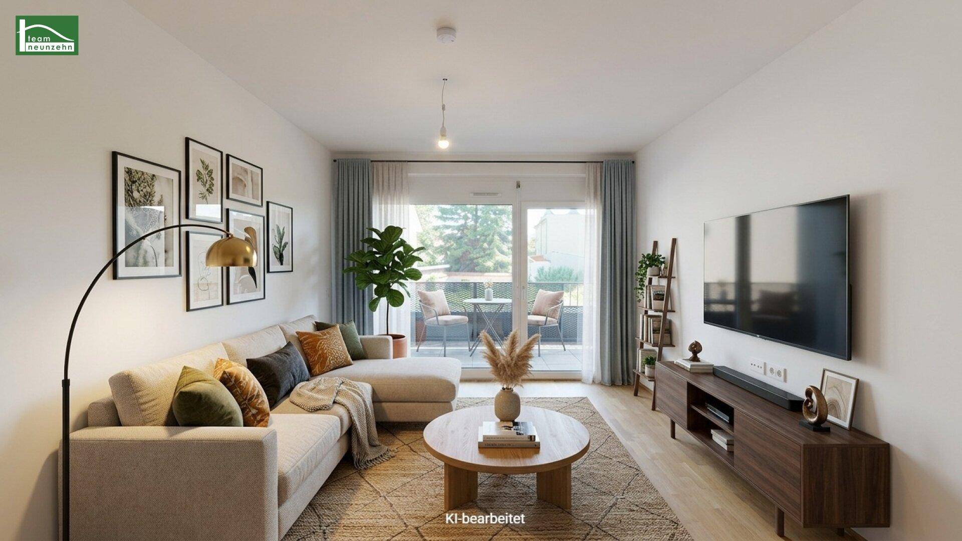 Modern eingerichtetes Wohnzimmer mit beigem Sofa, Teppich und Zugang zum Balkon.