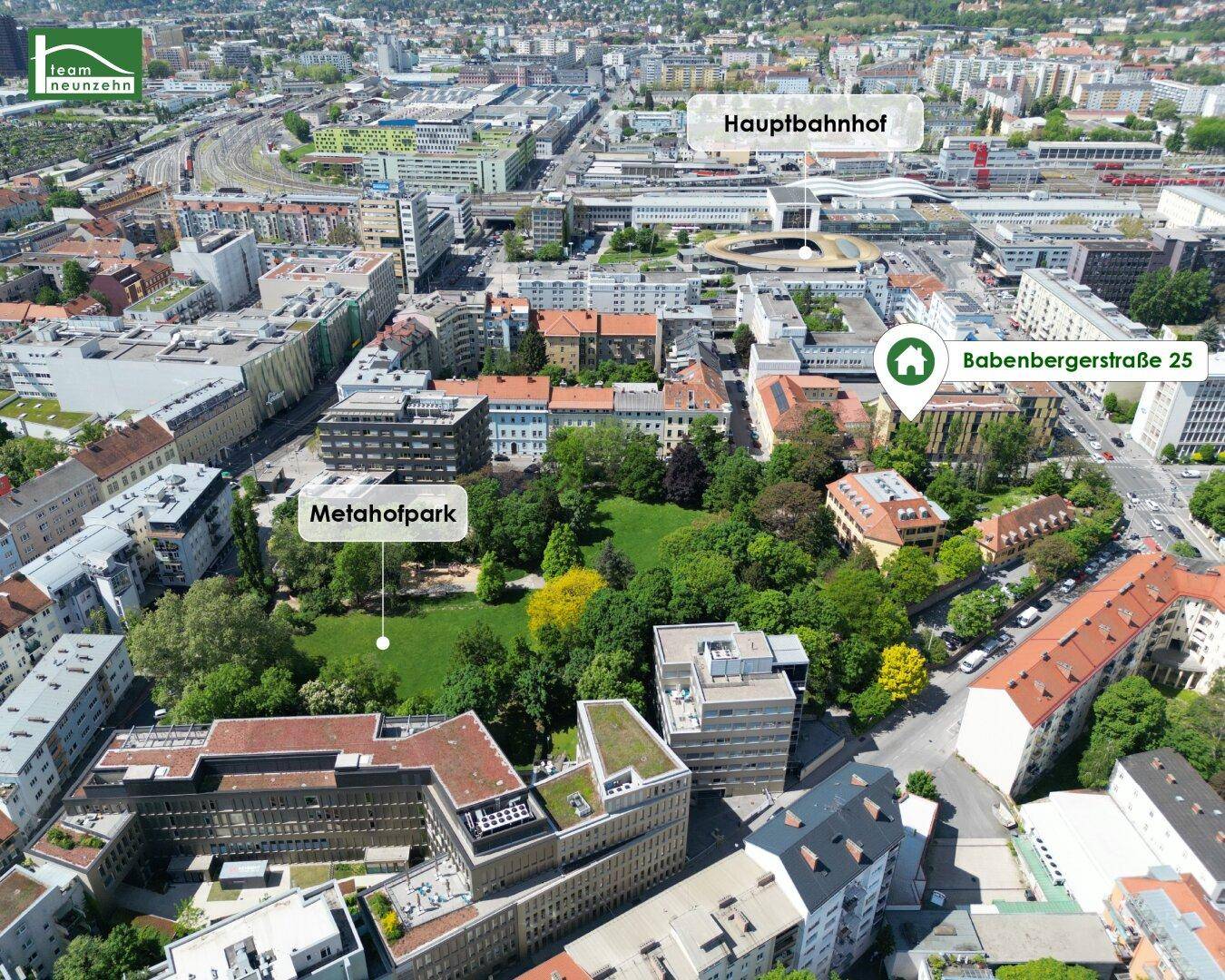Weitläufige Luftaufnahme der Stadt Graz mit dem Standort der Immobilie und umliegenden Parks.
