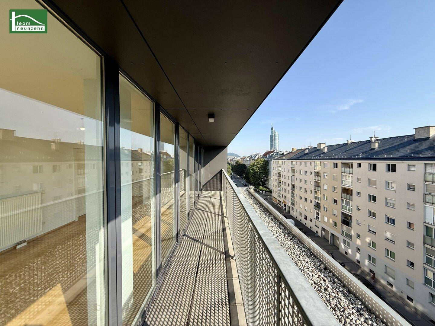 Langer Balkon mit weitem Blick über die Stadt und die umliegenden Gebäude.