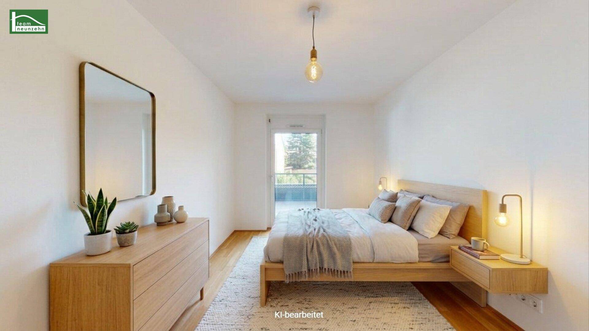Gemütliches Schlafzimmer mit Holzbett, Kommode und Zugang zu einem kleinen Balkon.