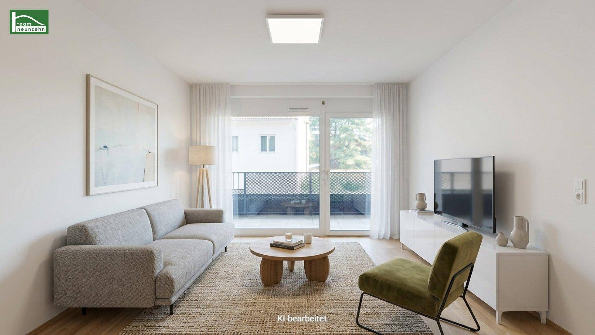 Modernes Wohnzimmer mit Sofa, Teppich und Zugang zu einem Balkon, hell und stilvoll eingerichtet.
