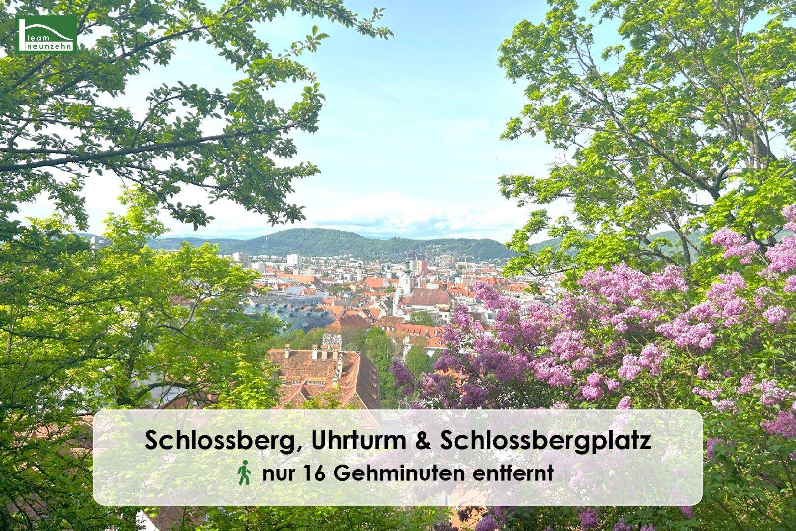 Malerischer Blick auf die Stadt Graz vom Schlossberg mit blühenden Bäumen.