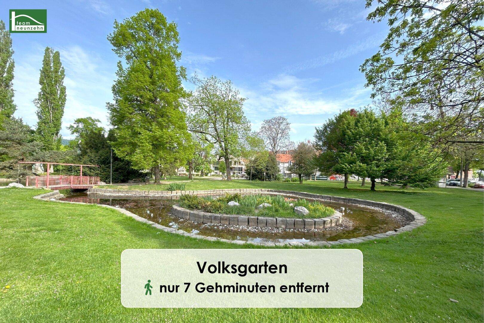 Idyllischer Volksgarten mit Teich und weitläufigen Grünflächen in Graz.