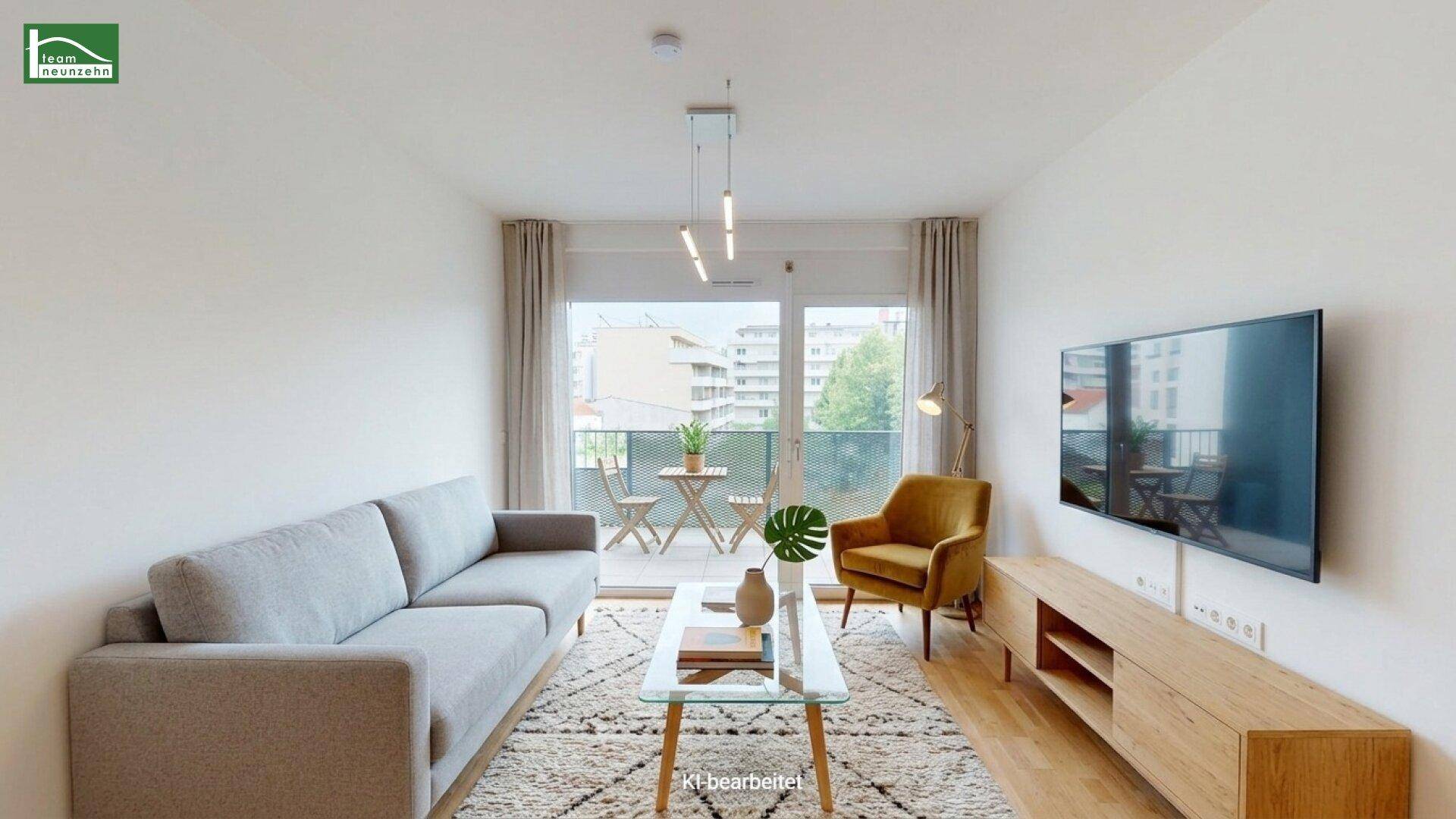 Modernes Wohnzimmer mit bequemer Couch, Fernseher und Zugang zu einem Balkon.