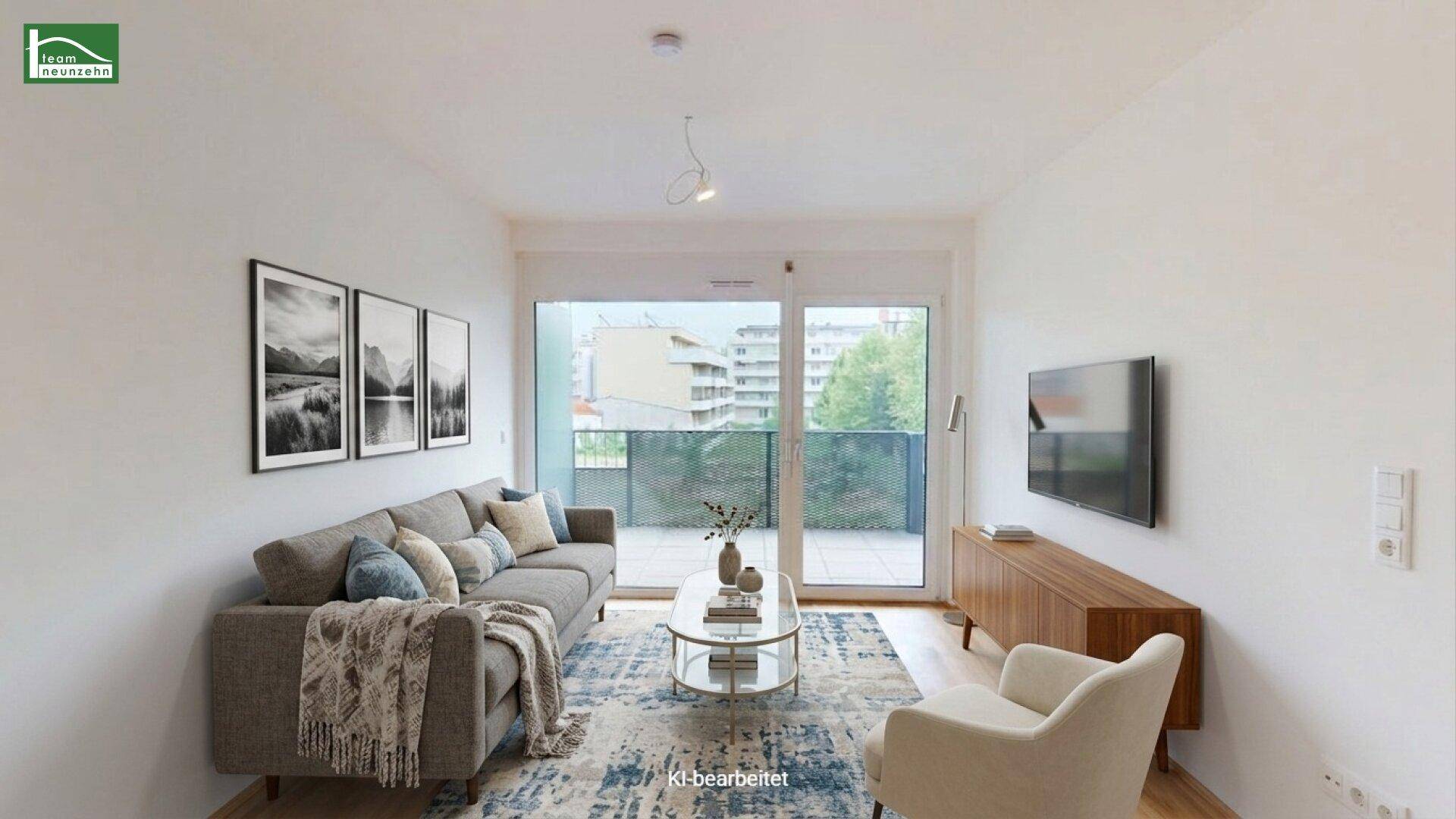 Modern eingerichtetes Wohnzimmer mit Sofa, Fernseher und Zugang zum Balkon.