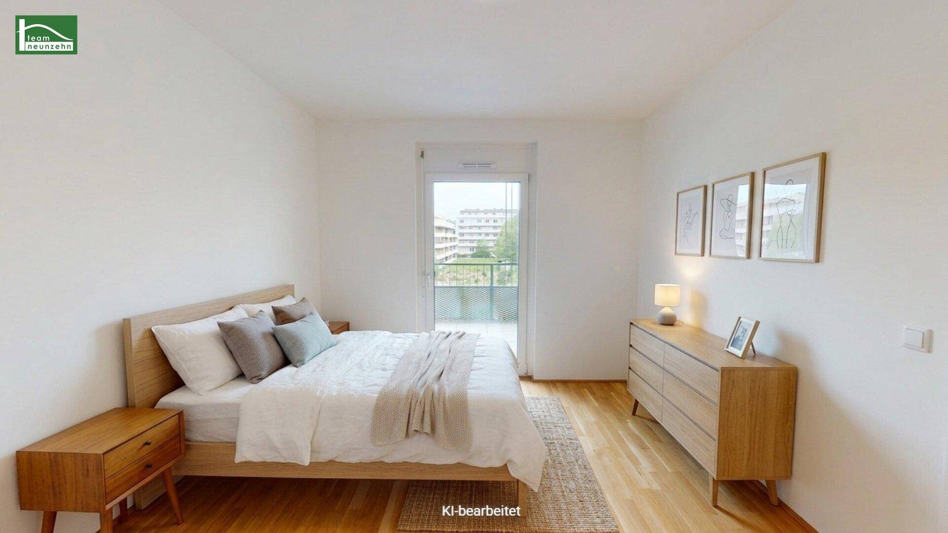 Möbliertes Schlafzimmer mit Holzbett, Kommode und Zugang zum Balkon.