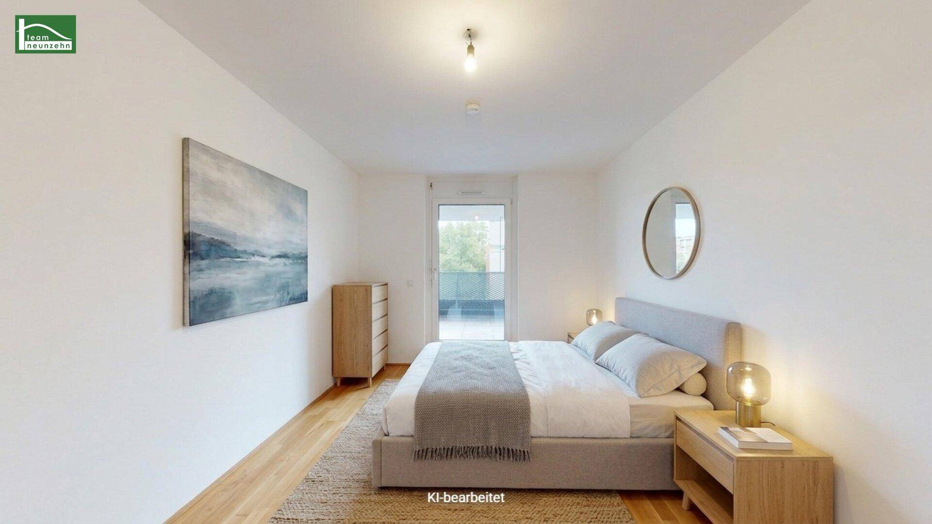 Modern eingerichtetes Schlafzimmer mit Holzboden, Doppelbett und Balkonzugang.