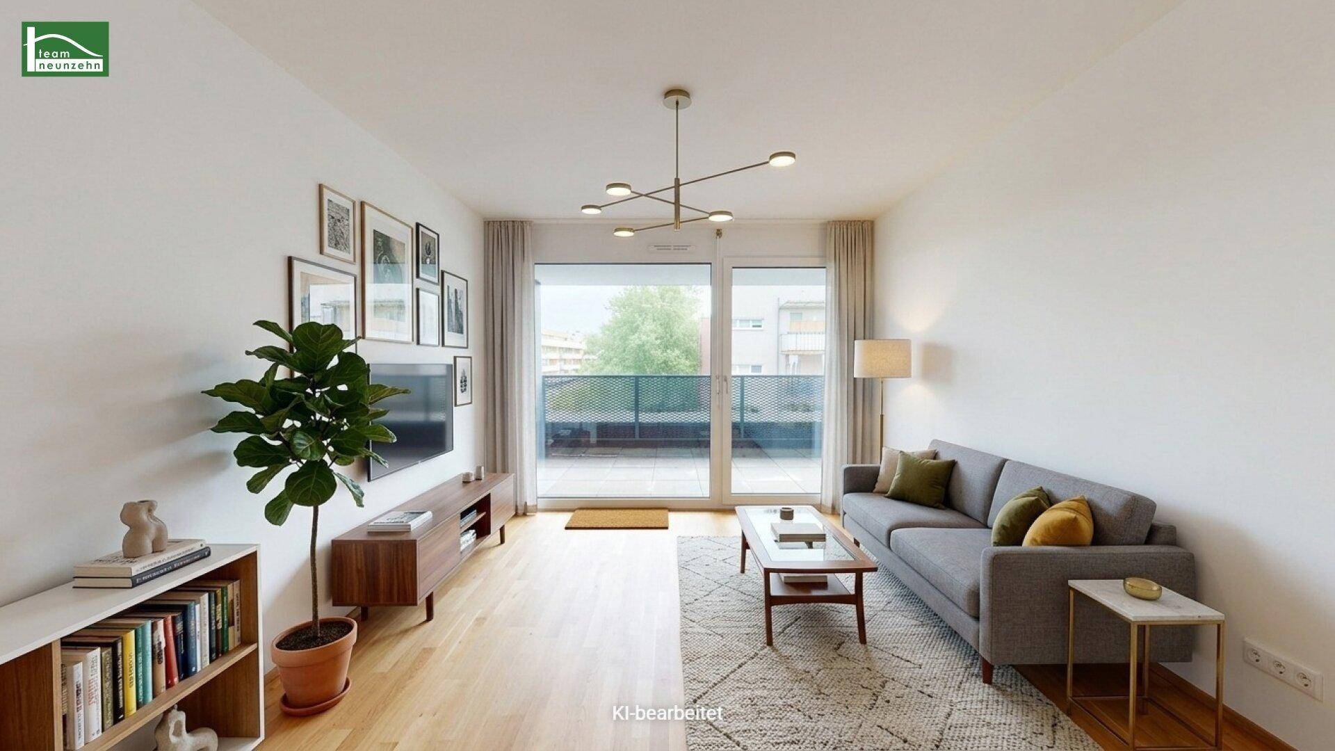 Virtuell möbliertes Wohnzimmer mit Parkettboden, modernem Sofa und Zugang zur Terrasse.