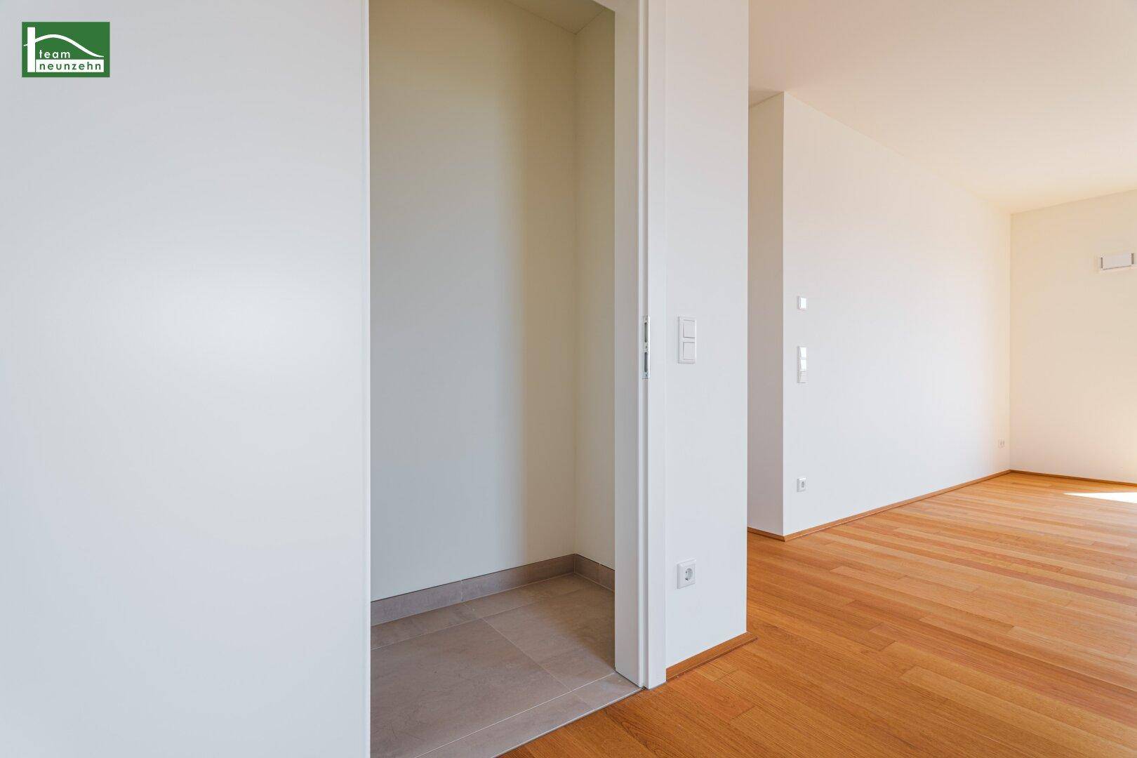 Praktischer Abstellraum mit Fliesenboden, ideal für zusätzlichen Stauraum in der Wohnung.
