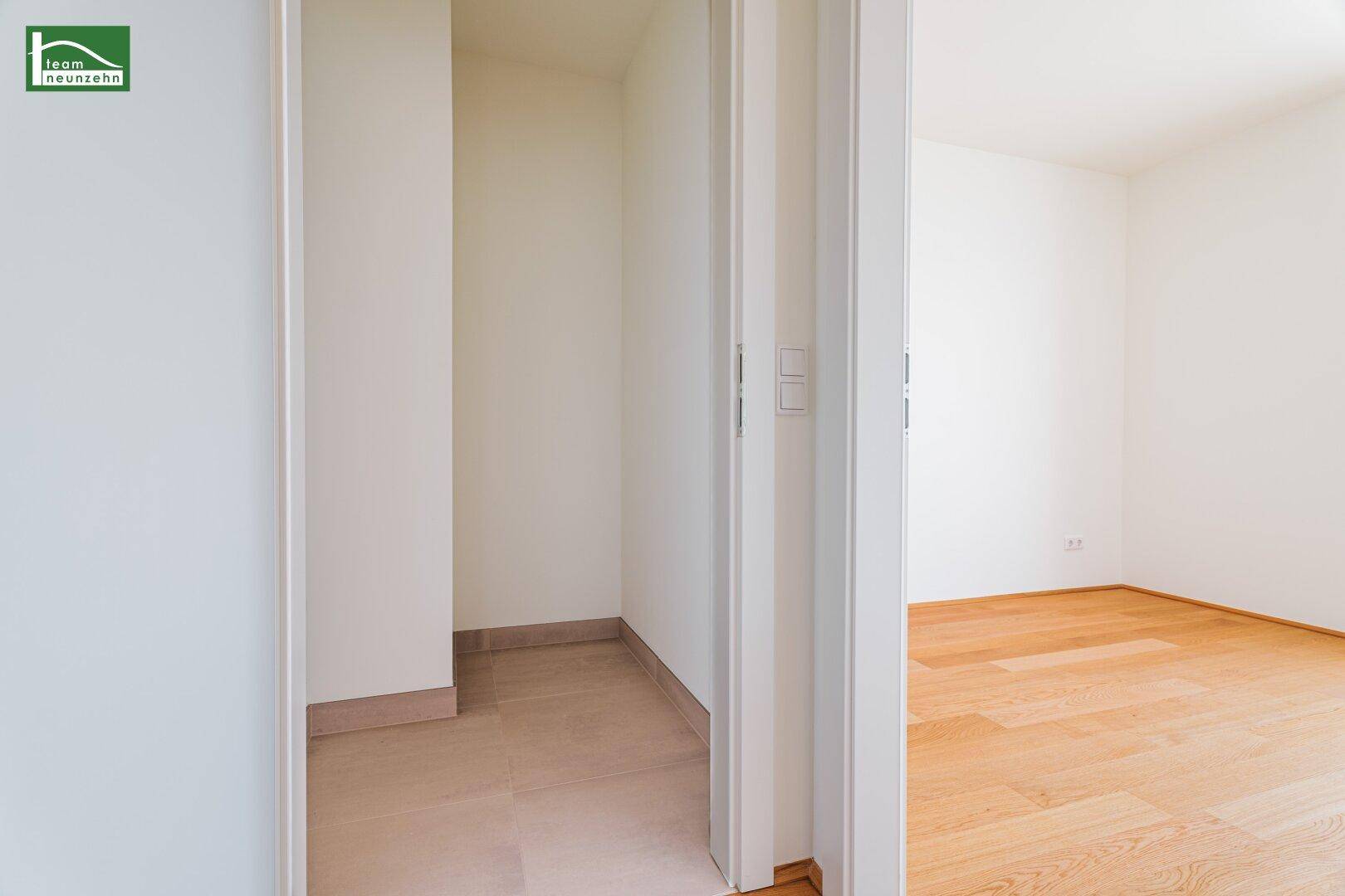 Kleiner Abstellraum mit Fliesenboden, ideal für zusätzlichen Stauraum im Haushalt.
