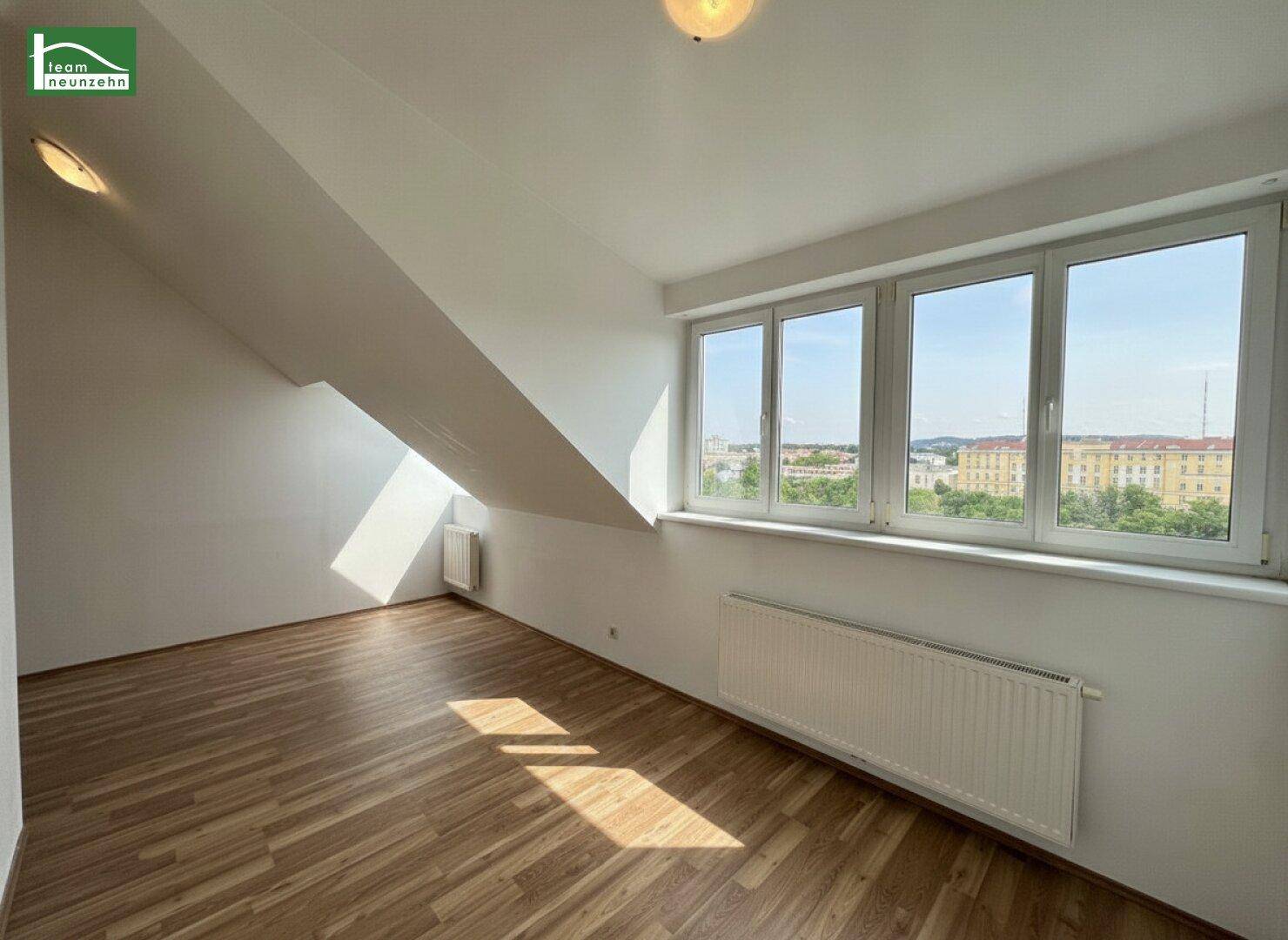 Helles Zimmer im Dachgeschoss mit weitem Blick und Holzboden.