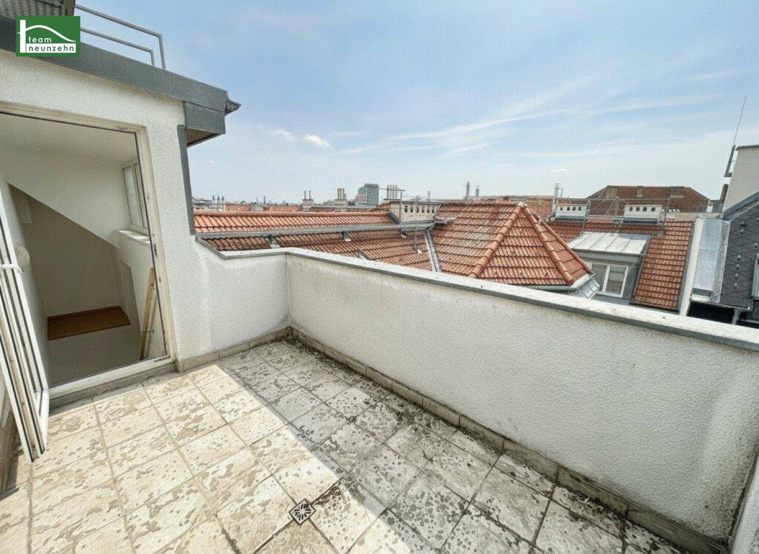 Dachterrasse mit Blick über die Dächer der Stadt und viel Potenzial zur Gestaltung.