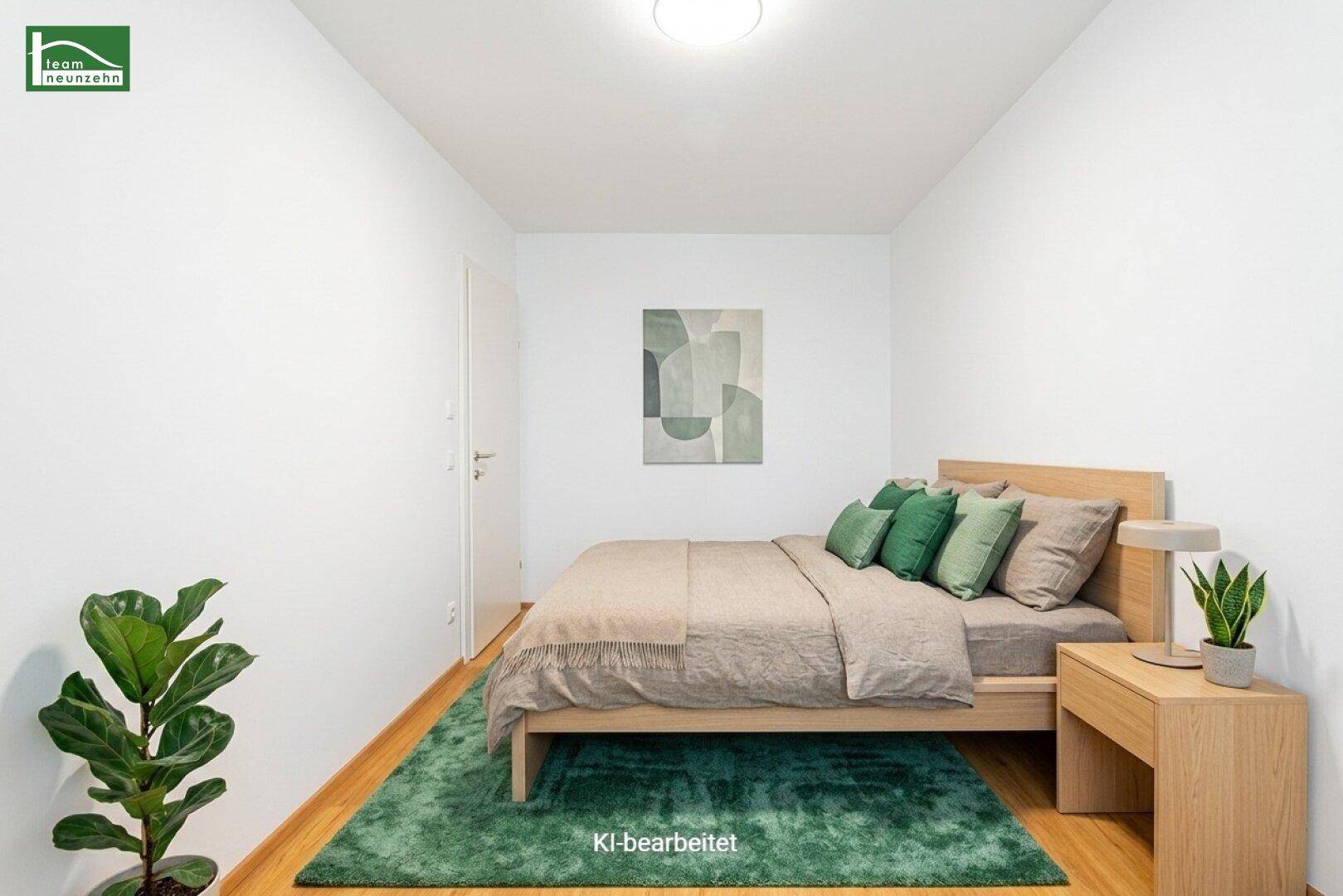 Helles Schlafzimmer mit Holzbett, Nachttisch, grünem Teppich und Parkettboden.