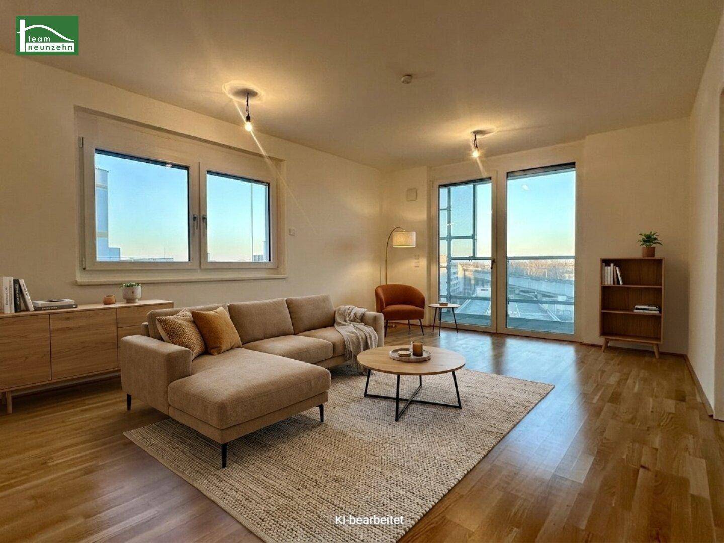 Modern eingerichtetes Wohnzimmer mit beigem Sofa, Teppich und Holzboden, sehr gemütlich.