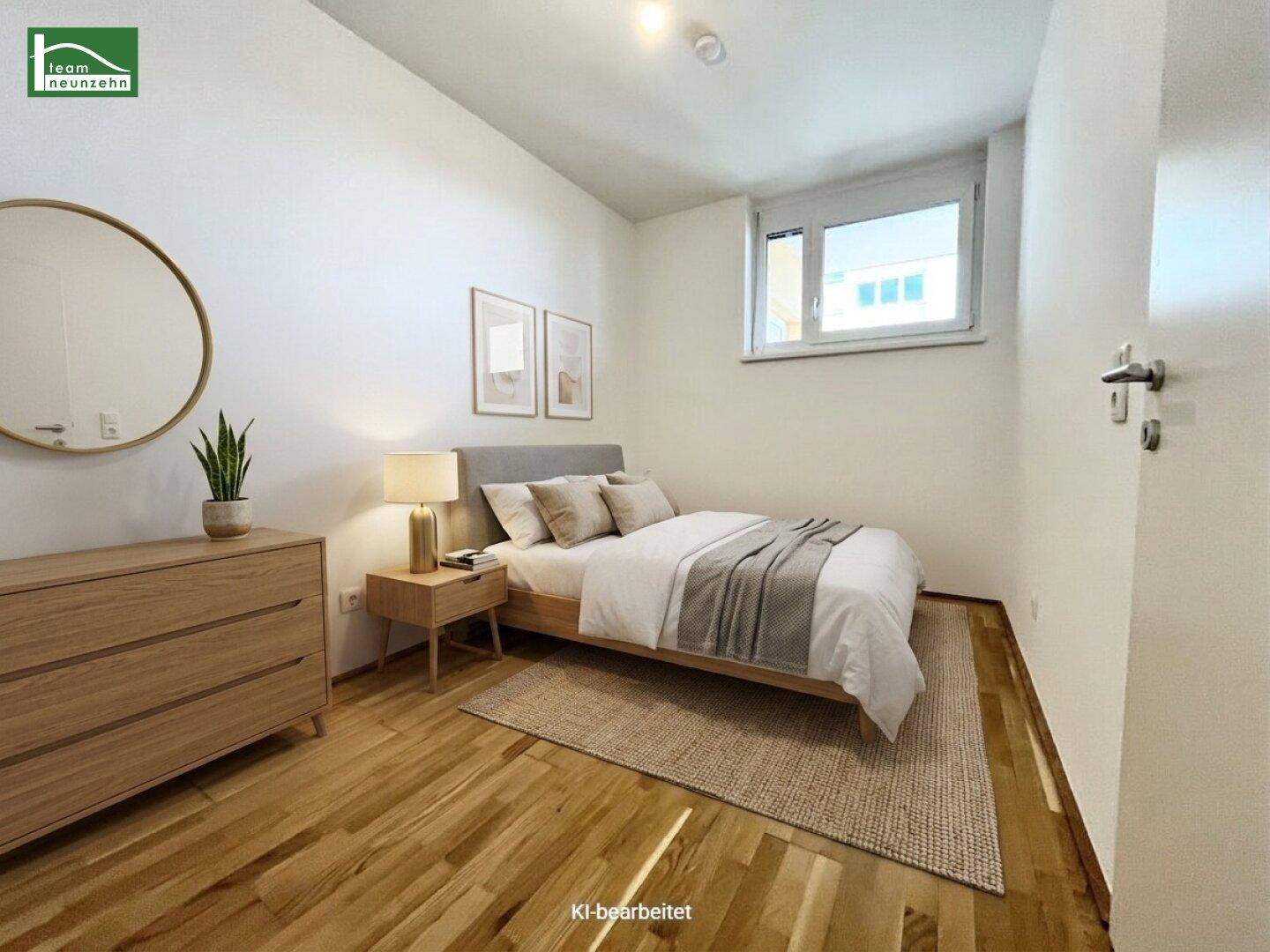 Virtuell inszeniertes Schlafzimmer mit modernem Bett, Nachttisch und Holzboden.