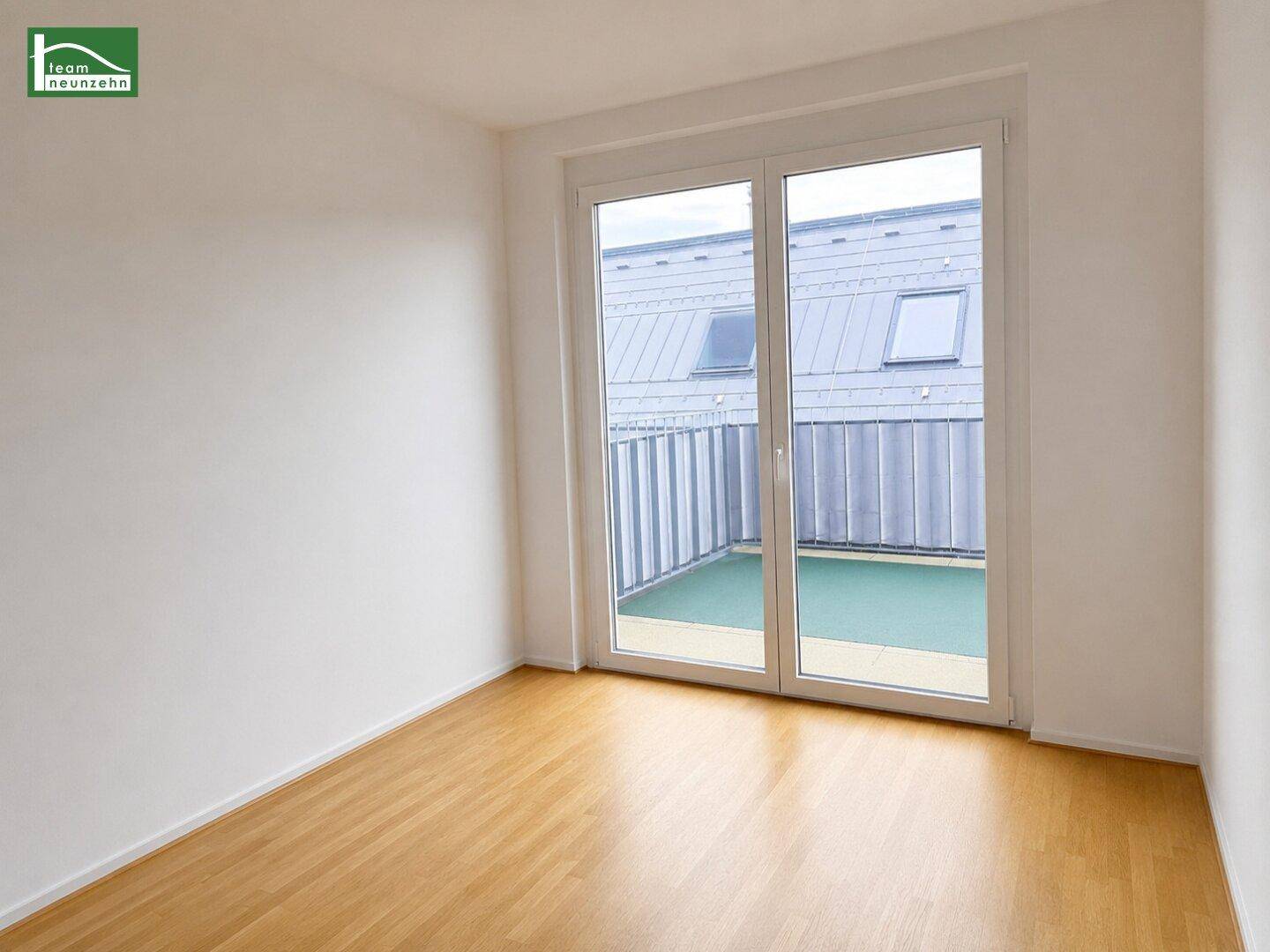 Lichtdurchfluteter Raum mit Holzboden und Zugang zu einem kleinen Außenbereich, ideal für Entspannung.