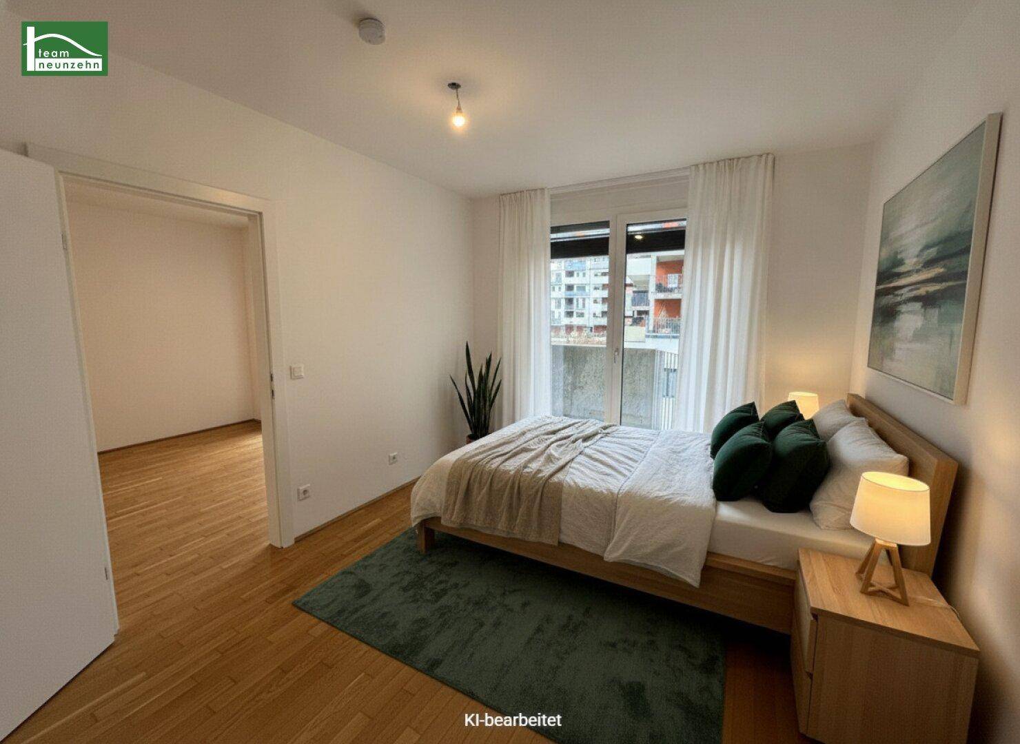 KI-bearbeitetes Schlafzimmer mit Holzboden, Doppelbett und Zugang zum Balkon.