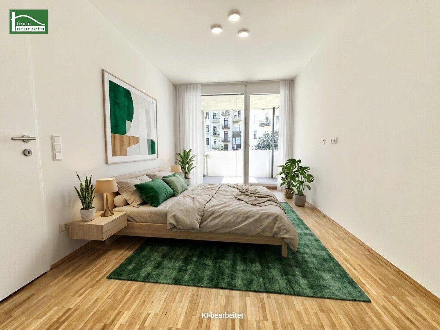 Virtuell möbliertes Schlafzimmer mit Parkettboden, großem Fenster und Balkonzugang.