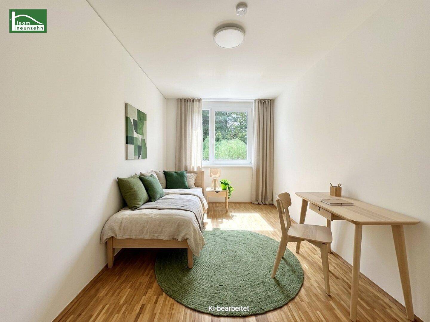 Virtuell möbliertes Schlafzimmer mit Parkettboden, Schreibtisch und Blick ins Grüne.
