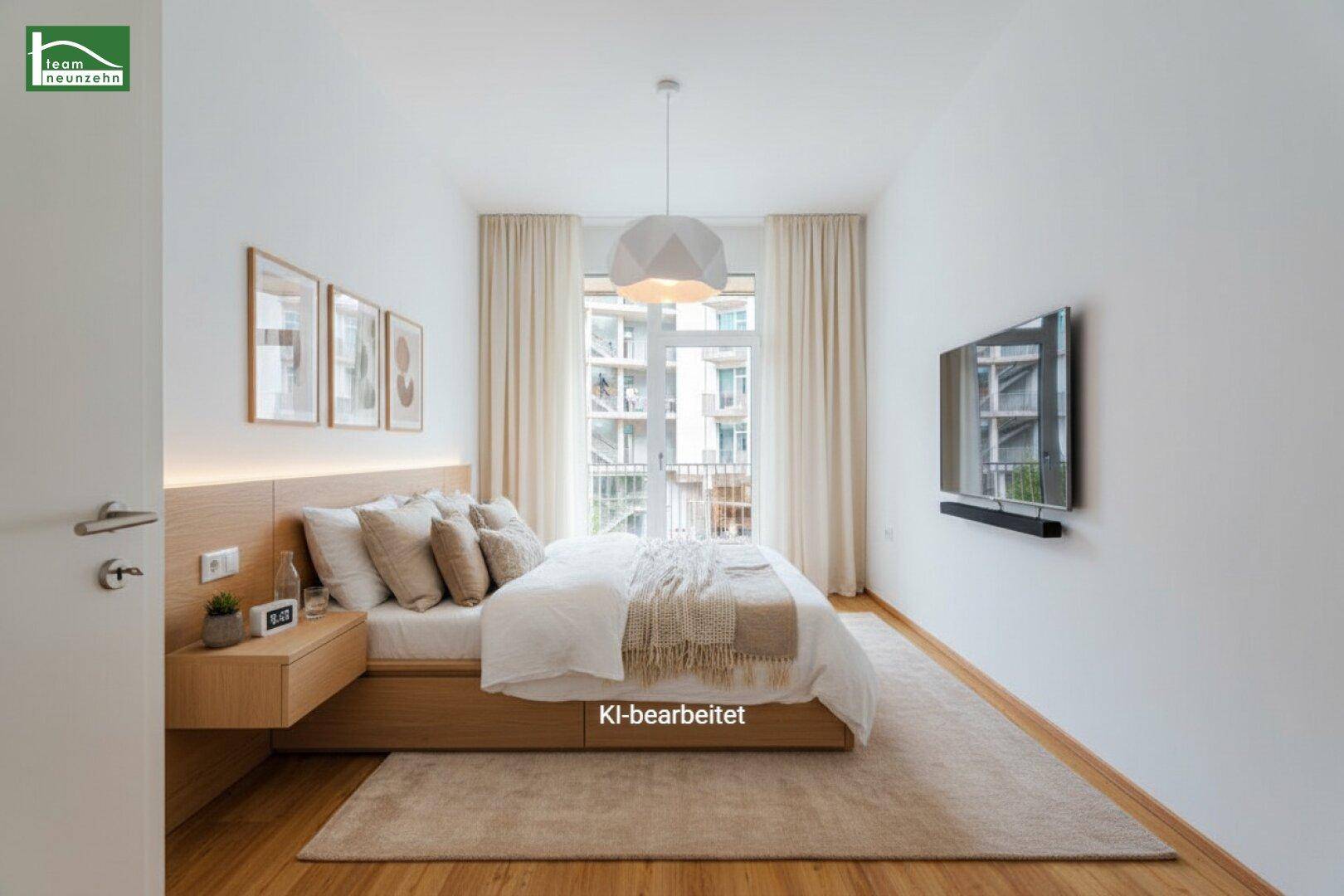 Helles Schlafzimmer mit Holzboden, modernem Bett und Zugang zu einem französischen Balkon.