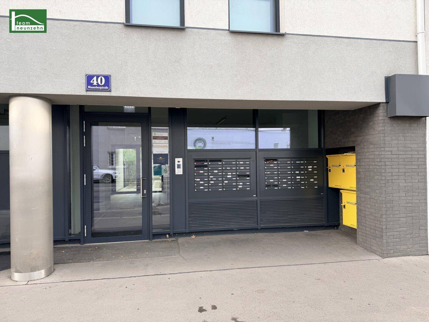 Haupteingang des Wohngebäudes mit Briefkästen und der Hausnummer 40.