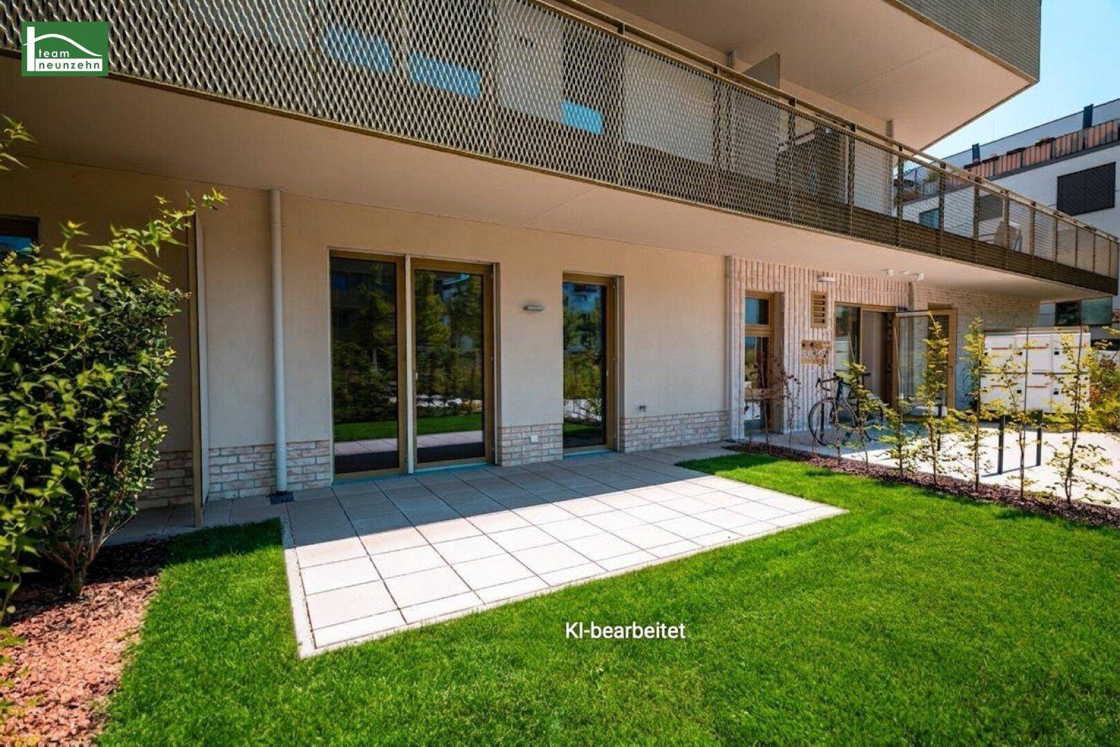 Eine geräumige, gepflasterte Terrasse mit direktem Zugang zum Garten und Blick auf die moderne Architektur.