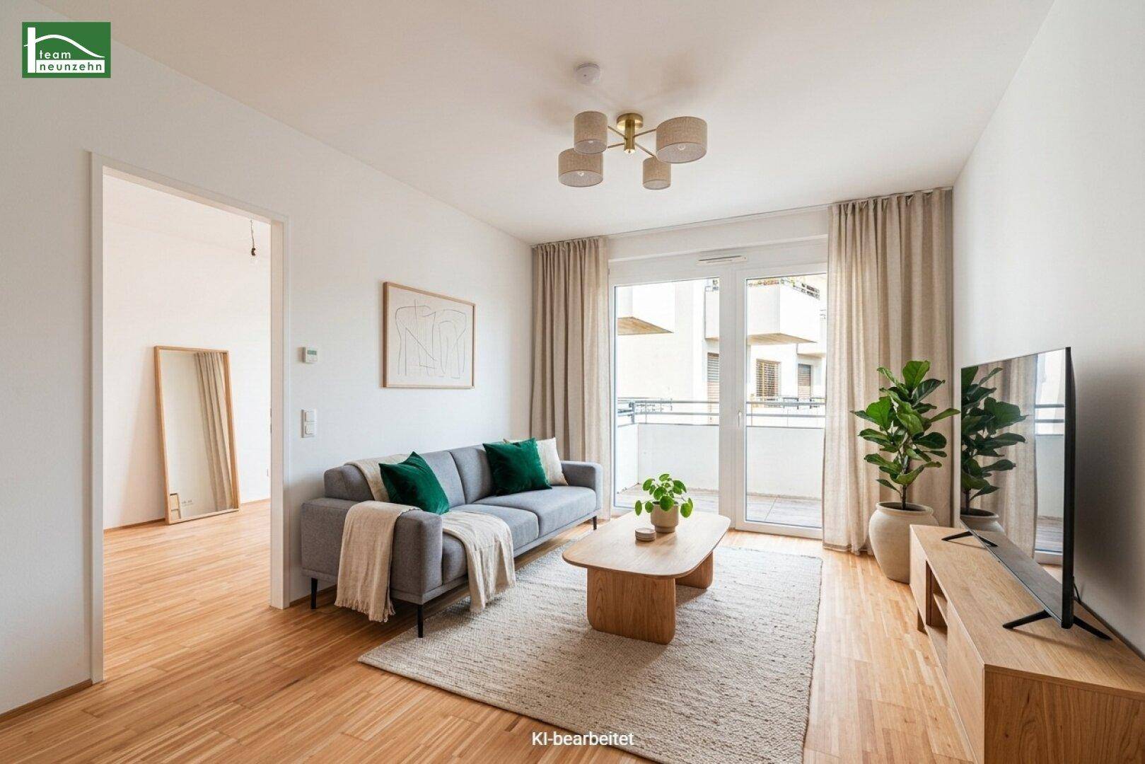 Gemütliches Wohnzimmer mit modernem Sofa, Couchtisch und Zugang zum Balkon.